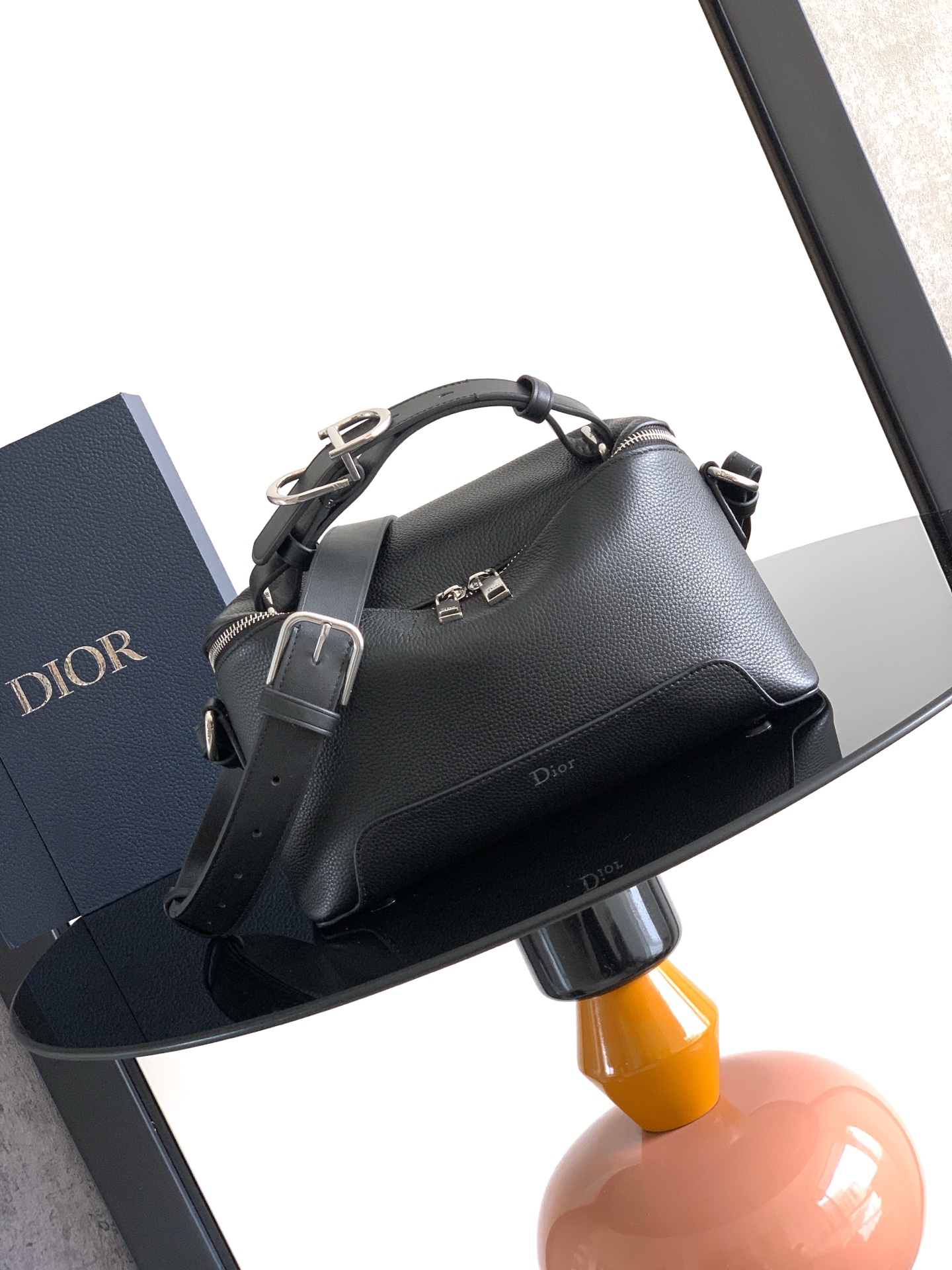 NO:939331,The Dior Archie zippered bag features a shoulder strap and a stylish silhouette with curved lines that are unique. It reflects Dior's haute couture style and extraordinary craftsmanship, while also highlighting the creative signature of Jonathan Anderson. Crafted from grained calfskin, embellished with signature leather panels and CD  Classic details such as buckles enhance the style and highlight the eye-catching aesthetic style. Suitable for daily use, with top handle and shoulder strap, it can be carried by hand, shoulder or cross-body. No.: 1LLPO497MAS Size 28 x 17 x 11.5CM, Dior men's bag, dior, loro piana, cowhide, Hermes,19860909这款 Dior Archie 拉链手袋设有肩带,呈现时尚廓形与弧形线条,别具一格.展现 Dior 的高订风范和非凡的精湛工艺,同时也突显乔纳森·安德森 (Jonathan Anderson) 的创意特色.采用粒面牛皮革精心制作,点缀以特色皮革镶片和 CD 搭扣等经典细节提升格调,彰显醒目的美学风格.适合日常使用,搭配顶部手柄和肩带,可手提、肩背或斜挎. 编号: 1LLPO497MAS 尺寸28 x 17 x 11.5CM,Dior男包,dior,loro piana,cowhide,Hermes,,Bag