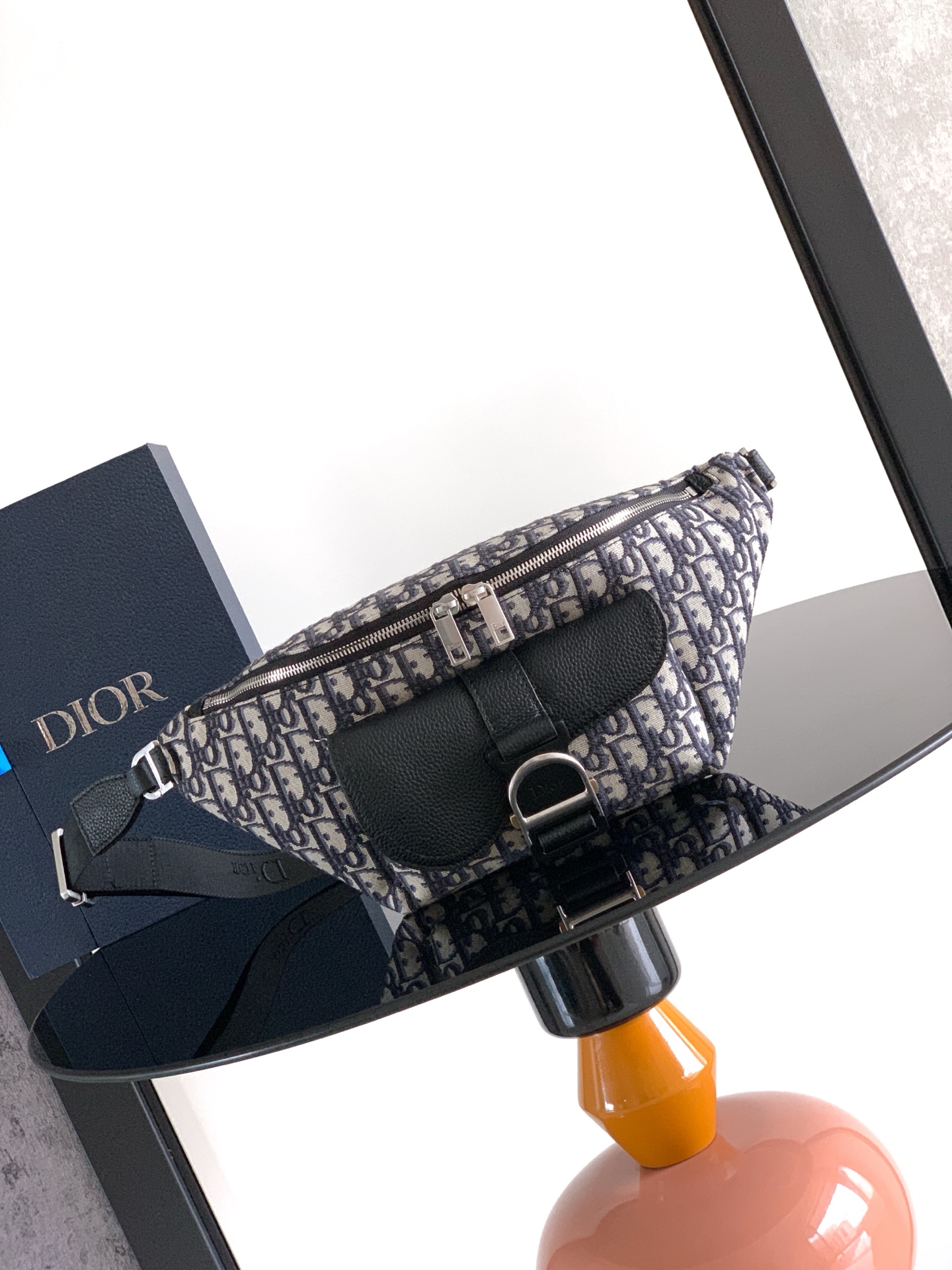 NO:939337,This Heritage Saddle Belt Bag combines elegance with practical functionality, highlighting a modern aesthetic style. Crafted from Oblique printed fabric and grained cow leather, the elegant saddle flap is paired with a Heritage buckle to enhance the style and highlight classic craftsmanship. With an adjustable strap, it can be used as a belt bag or worn cross-body. No.: 1ADBO097YKV Size 36 x 17 x 10CM, Dior men's bag, dior, cowhide, Hermes,19860909这款 Heritage 马鞍腰包将优雅气质与实用功能融为一体,彰显现代美学风格.采用 Oblique 印花面料和粒面牛皮革精心制作,优雅的马鞍翻盖搭配 Heritage 搭扣提升格调,彰显经典的精湛工艺.搭配可调节带,可作为腰包使用或斜挎. 编号: 1ADBO097YKV 尺寸36 x 17 x 10CM,Dior男包,dior,cowhide,Hermes,,Bag