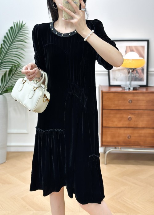 Elegant Women's Black Velvet Dress with Pearl Detail, Round Neck, Classic Style 1 Elegant Women's Black Velvet Dress with Pearl Detail, Round Neck, Classic Style