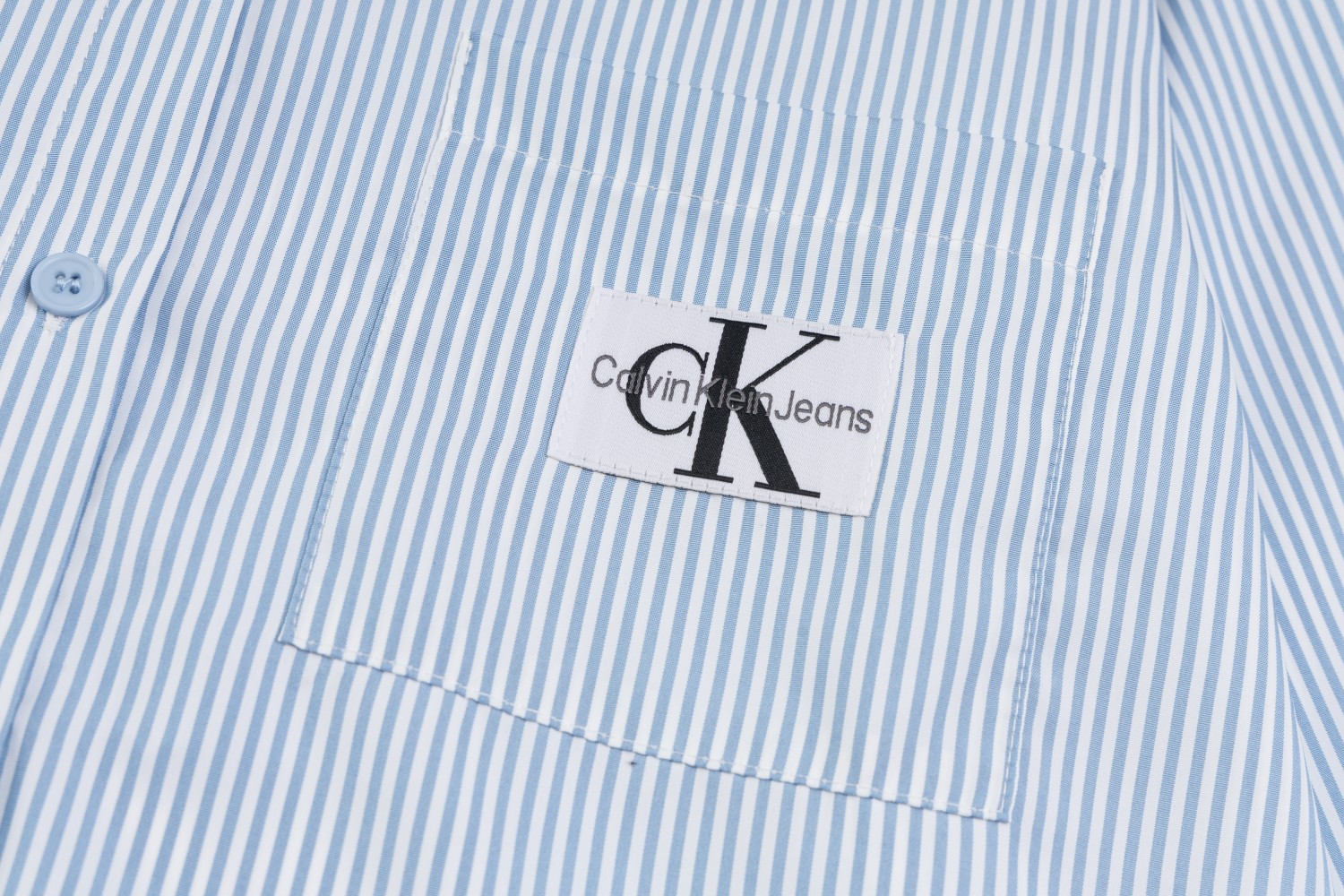 Calvin Klein Jeans CK Logo Embroidered Relaxed Shirt – Top Summer Version - 图片 4