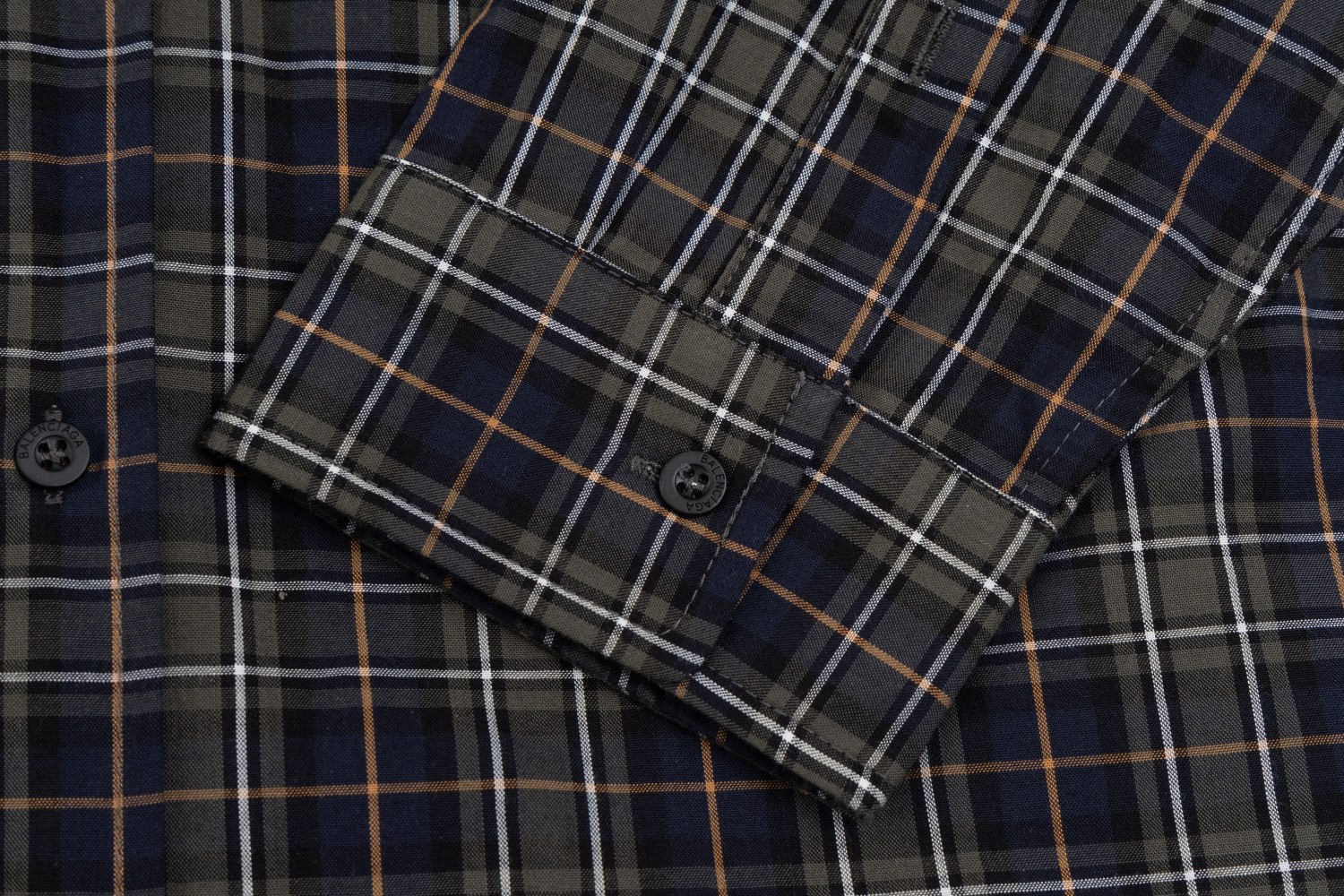 Barenciaga ‘ s 24-Year Autumn Shirt: High Fashion Logo-Coloured Top in Green - 图片 4