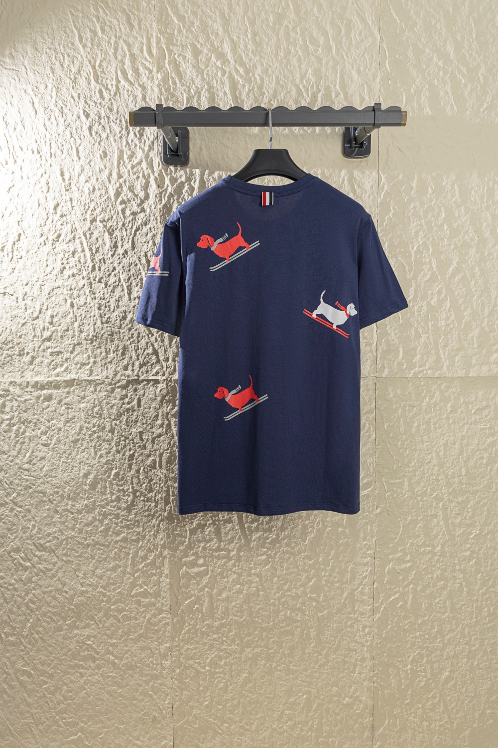 🔥C004款P80💰Thom Browne /汤姆布朗
电商直播爆款 滑板🛹小狗印花短袖T恤
Thom Browne 原版1比1复刻下摆开衩高端极简短袖,简约奢华是汤姆家的一贯风格,简约而不简单,是百搭奢物完美符合夏季高端穿搭定义的王者产品,款式绝无仅有,面料质感经典尽显高端休闲时尚,百搭效果绝对让你惊艳绝伦的极简格调,打造加上立体修身的裁剪设计下摆开叉撞色条纹织带装饰这也是TB今年的主题设计,休闲活力感满满整体的风格简约自然给人一种相当高端的感觉妥妥的英伦气质。面料采用100%进口海岛棉,定制辅料,三标齐全,细节以及织带的工艺都是更显高级感。
尺码0-1-2-3-4-5
80-200斤轻松驾驭
颜色 藏青 花灰 珍珠白