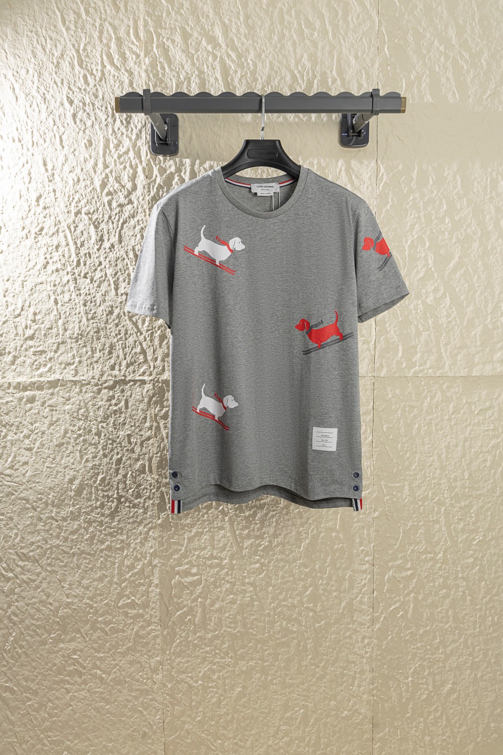 🔥C004款P80💰Thom Browne /汤姆布朗
电商直播爆款 滑板🛹小狗印花短袖T恤
Thom Browne 原版1比1复刻下摆开衩高端极简短袖,简约奢华是汤姆家的一贯风格,简约而不简单,是百搭奢物完美符合夏季高端穿搭定义的王者产品,款式绝无仅有,面料质感经典尽显高端休闲时尚,百搭效果绝对让你惊艳绝伦的极简格调,打造加上立体修身的裁剪设计下摆开叉撞色条纹织带装饰这也是TB今年的主题设计,休闲活力感满满整体的风格简约自然给人一种相当高端的感觉妥妥的英伦气质。面料采用100%进口海岛棉,定制辅料,三标齐全,细节以及织带的工艺都是更显高级感。
尺码0-1-2-3-4-5
80-200斤轻松驾驭
颜色 藏青 花灰 珍珠白