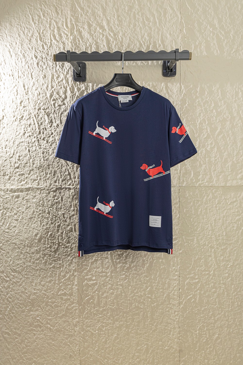 🔥C004款P80💰Thom Browne /汤姆布朗
电商直播爆款 滑板🛹小狗印花短袖T恤
Thom Browne 原版1比1复刻下摆开衩高端极简短袖,简约奢华是汤姆家的一贯风格,简约而不简单,是百搭奢物完美符合夏季高端穿搭定义的王者产品,款式绝无仅有,面料质感经典尽显高端休闲时尚,百搭效果绝对让你惊艳绝伦的极简格调,打造加上立体修身的裁剪设计下摆开叉撞色条纹织带装饰这也是TB今年的主题设计,休闲活力感满满整体的风格简约自然给人一种相当高端的感觉妥妥的英伦气质。面料采用100%进口海岛棉,定制辅料,三标齐全,细节以及织带的工艺都是更显高级感。
尺码0-1-2-3-4-5
80-200斤轻松驾驭
颜色 藏青 花灰 珍珠白
