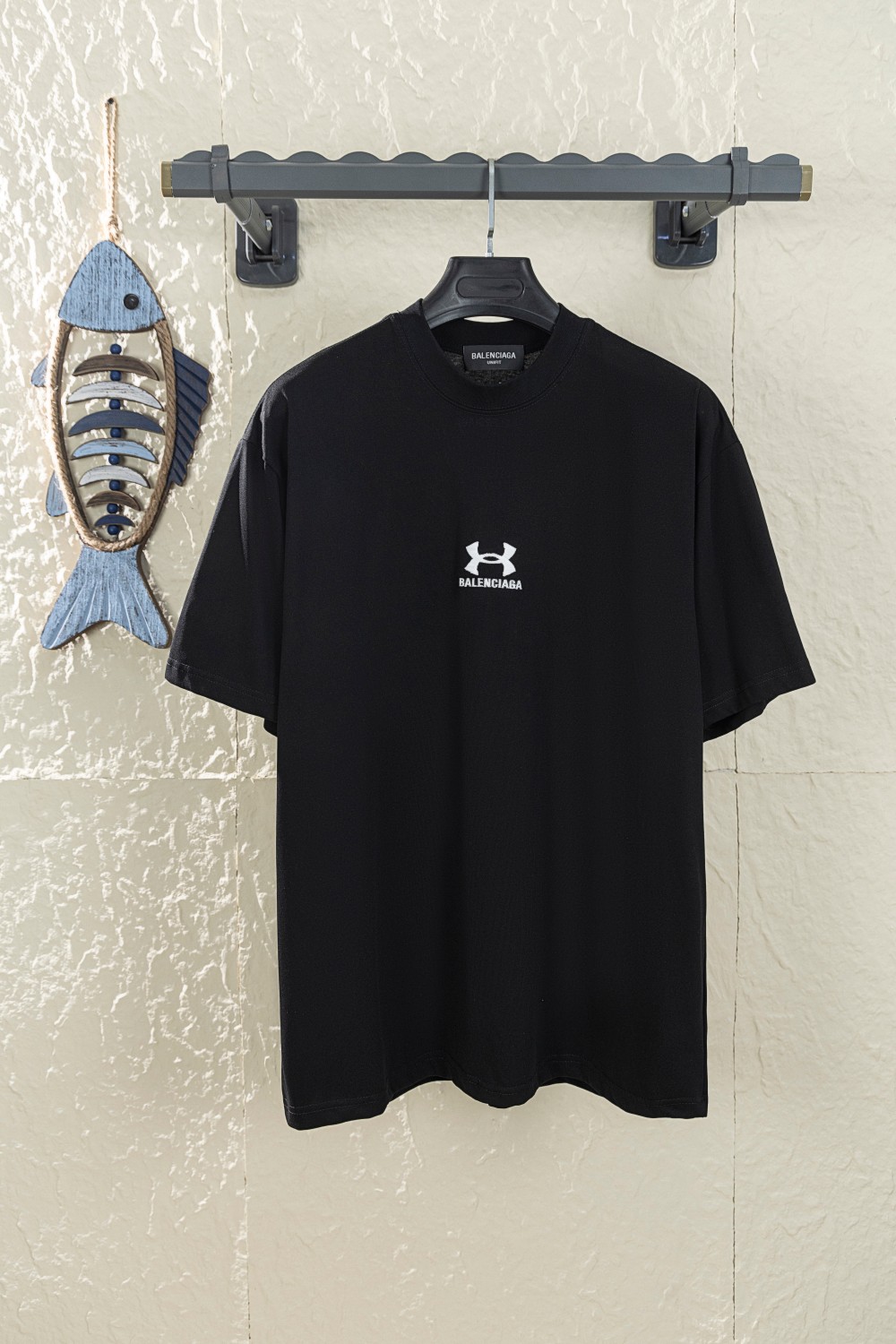 2554款🔥批70💰巴黎世家安德玛联名短袖
BALENCIAGA巴黎世家
面料采用巴黎专用双纱,高克重纯棉面料1比1原版复刻
前幅采用进口百达灵万针刺绣工艺跟成衣水洗,0缩率,高级感满满,宽松版型 潮男时尚,无论是上身舒适度还是版型,都是无可比拟的存在,三标齐全,全进口机器专业对版制作
码数:xs.s.m.l
颜色:黑色 米杏