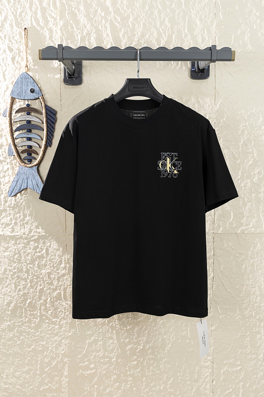 C2514🔥批70💰顶级版本Calvin KleinCK 男女情侣休闲圆领短袖T恤 印花一体的工艺，成本增加耗时耗力，面料质感非常细腻 手感柔软平滑 弹性最好 穿着舒适 体贴合身 现货发售Calvin Klein CK一直坚守完美主义，每一件Calvin Klein时装都显得非常完美。Calvin Klein在时装界纵横了50年，享有盛名，并被认为是当今美国时尚的代表人物。此款采用C家进口真丝光棉面料，面料质感非常细腻，手感柔软平滑、弹性最好、穿着舒适、体贴合身。衣服正面经典logo刺绣图案！特别说明一下喔，刺绣是采用日本进口万针机器，喜欢的朋友，赶紧下手吧，好货不等人，且买且珍惜！三标齐全！