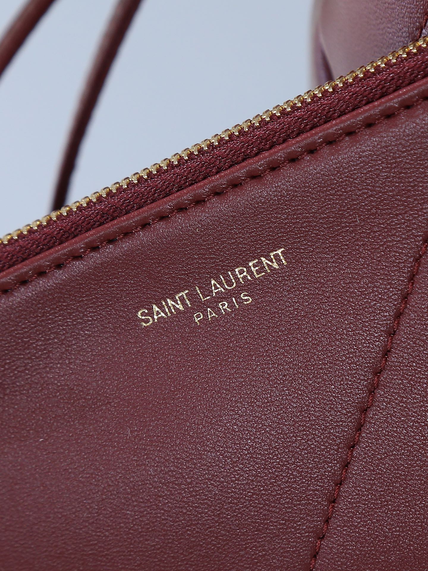 🆕新品出货👏【独家背景】原厂皮品质👏🏻👏🏻YSL 新款小号Jamie 4.3 large pochon羊皮腋下包
设计师真的太懂消费者需要什么了吧😎很多托特包的设计都没法让颜值和实用性两者都兼得,但是!这只tote做到了!它包身轻,容量大,而且还很优雅!是有设计在线,且贵气满满的实用型tote
我觉得比22bag好看耶😍这是可以说的吗😝
还是一只可以让你实现优雅带娃的妈咪包👍
型号:833948
尺寸:27×29×11cm
