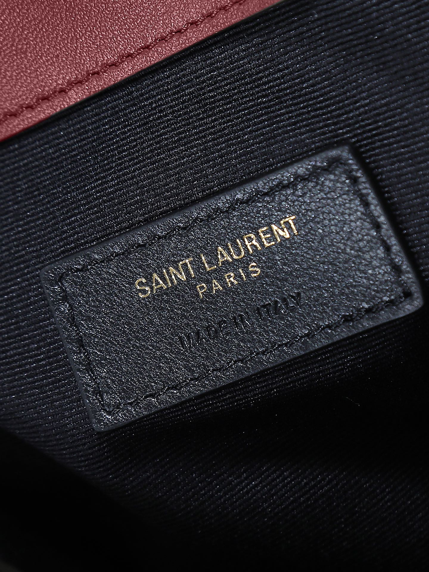 🆕新品出货👏【独家背景】原厂皮品质👏🏻👏🏻YSL 新款小号Jamie 4.3 large pochon羊皮腋下包
设计师真的太懂消费者需要什么了吧😎很多托特包的设计都没法让颜值和实用性两者都兼得,但是!这只tote做到了!它包身轻,容量大,而且还很优雅!是有设计在线,且贵气满满的实用型tote
我觉得比22bag好看耶😍这是可以说的吗😝
还是一只可以让你实现优雅带娃的妈咪包👍
型号:833948
尺寸:27×29×11cm