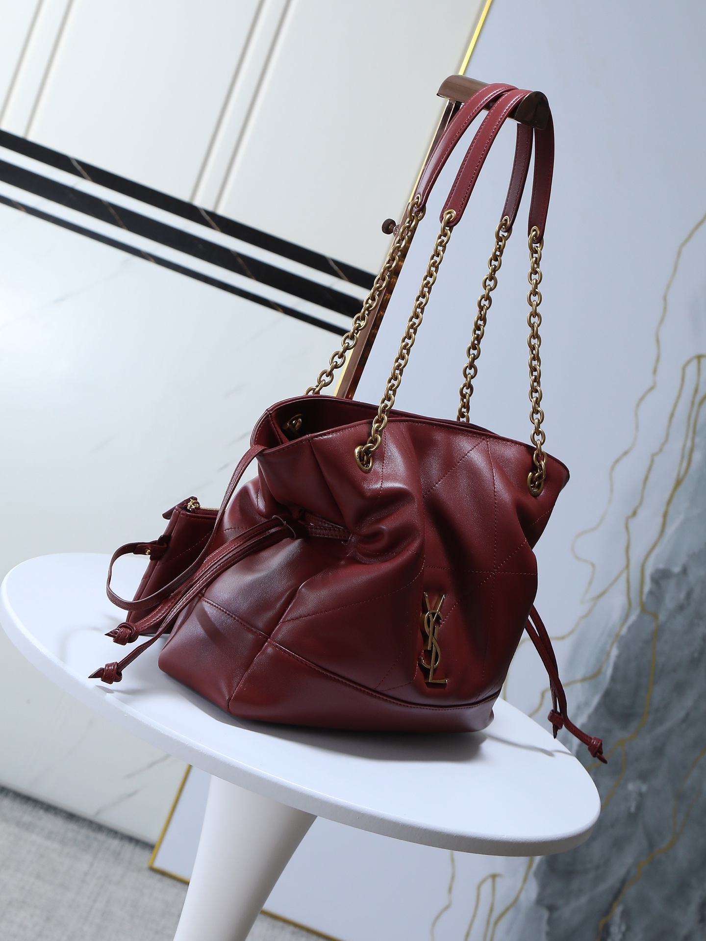 🆕新品出货👏【独家背景】原厂皮品质👏🏻👏🏻YSL 新款小号Jamie 4.3 large pochon羊皮腋下包
设计师真的太懂消费者需要什么了吧😎很多托特包的设计都没法让颜值和实用性两者都兼得,但是!这只tote做到了!它包身轻,容量大,而且还很优雅!是有设计在线,且贵气满满的实用型tote
我觉得比22bag好看耶😍这是可以说的吗😝
还是一只可以让你实现优雅带娃的妈咪包👍
型号:833948
尺寸:27×29×11cm