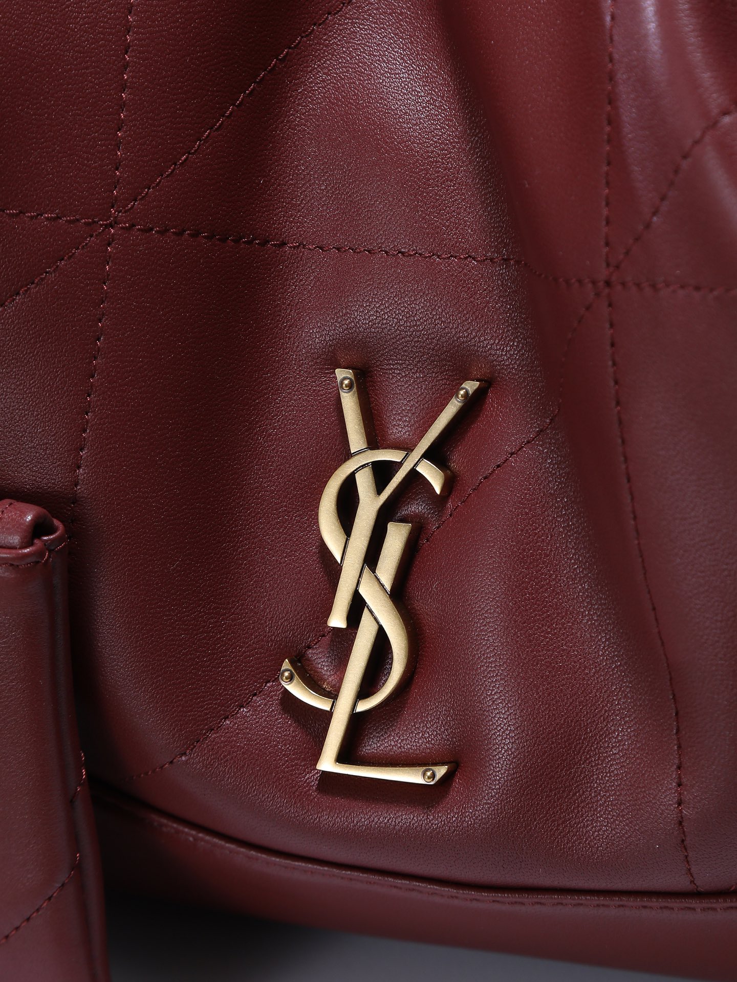 🆕新品出货👏【独家背景】原厂皮品质👏🏻👏🏻YSL 新款小号Jamie 4.3 large pochon羊皮腋下包
设计师真的太懂消费者需要什么了吧😎很多托特包的设计都没法让颜值和实用性两者都兼得,但是!这只tote做到了!它包身轻,容量大,而且还很优雅!是有设计在线,且贵气满满的实用型tote
我觉得比22bag好看耶😍这是可以说的吗😝
还是一只可以让你实现优雅带娃的妈咪包👍
型号:833948
尺寸:27×29×11cm