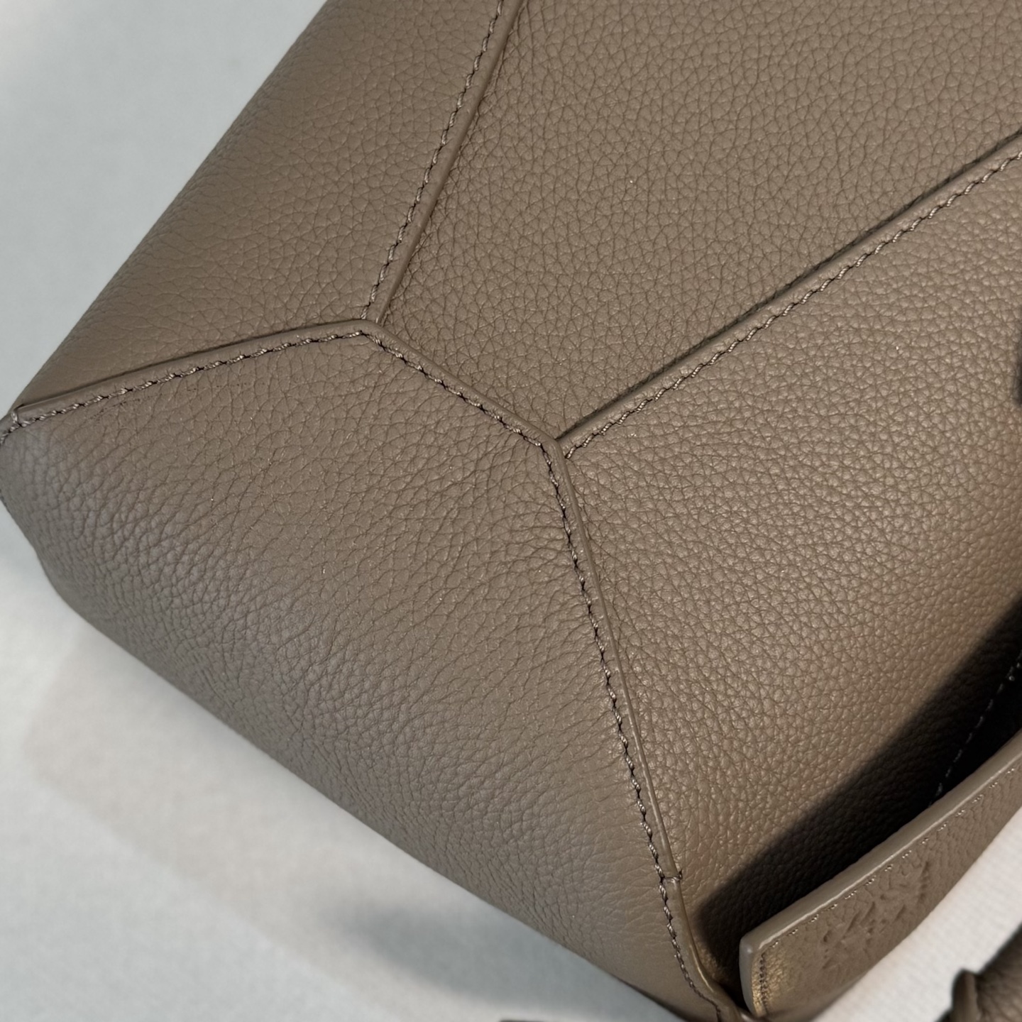 L⊚℮w℮🌟新版本🆕 小号柔软粒面牛皮革Puzzle Edge手袋𝑳家🆕推出的首次亮相手提包*长方体形状