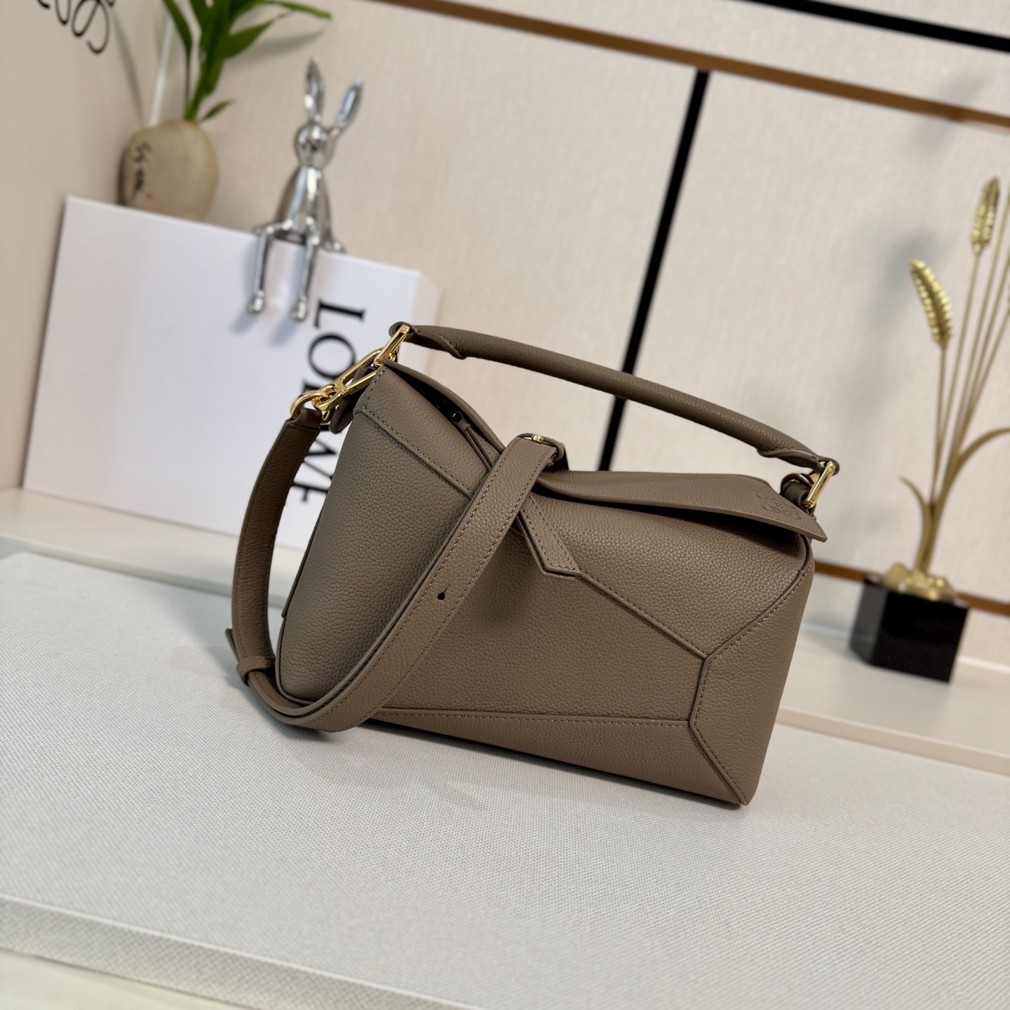 NO:342614,Lw New Version Small Soft Grain Cowhide Leather Puzzle Edge Handbag Home debuts the first-time handbag* Cuboid shape and precise cutting technology create Puzzle’s unique geometric lines* This small version is made of soft Grain Cowhide Leather with overlapping edges. Small Puzzle can hold for example a large wallet, phones and sunglasses of all sizes, shoulder or crossbody* Hand hold or top handle carrying* Adjustable shoulder straps, removable* One internal insert pocket and one external rear zipper pocket* Zipper closure with cowhide Leather Zipper head* Herringbone cotton canvas lining Anagram embossed size: 24*10.5*16CM Model 062324 (with full package), new Puzzle Edge (Small), wallets, cowhide19860909Lw新版本 小号柔软粒面牛皮革Puzzle Edge手袋 家推出的首次亮相手提包*长方体形状和精确的切割技术创造了 Puzzle 独特的几何线条*此小号版本采用柔软粒面牛皮革制成,饰有重叠边缘.小号Puzzle可以容纳例如一只大号钱包,所有尺寸的手机和太阳镜,肩背或斜挎*手拿或顶部提手携带*肩带可调节,可拆卸*一个内部插袋和一个外部后方拉链口袋*拉链开合带牛皮革拉链头*人字纹棉质帆布衬里Anagram 压纹 size:24*10.5*16CM 型号062324（配全套包装）,新款Puzzle Edge（小号）,wallets,cowhide,Bag