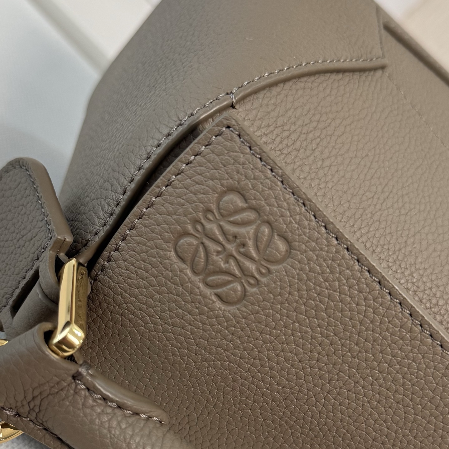 L⊚℮w℮🌟新版本🆕 小号柔软粒面牛皮革Puzzle Edge手袋𝑳家🆕推出的首次亮相手提包*长方体形状