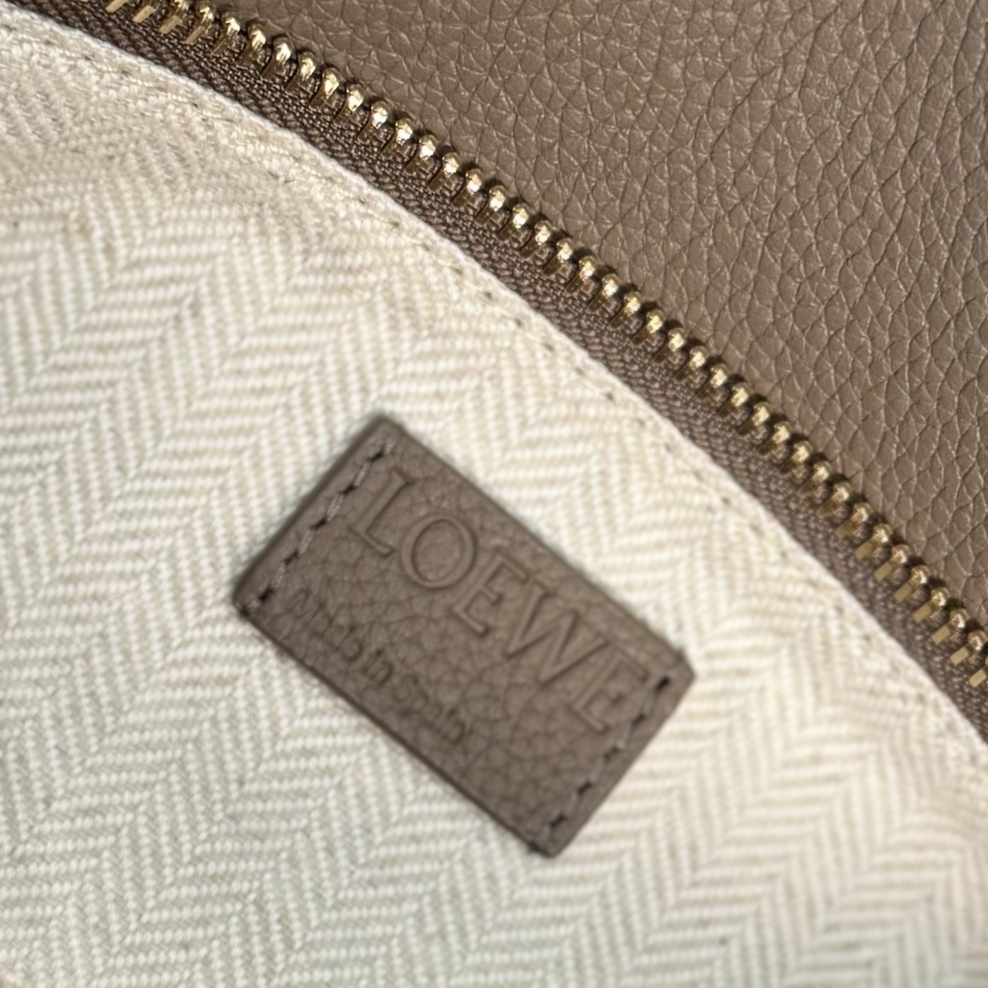 L⊚℮w℮🌟新版本🆕 小号柔软粒面牛皮革Puzzle Edge手袋𝑳家🆕推出的首次亮相手提包*长方体形状