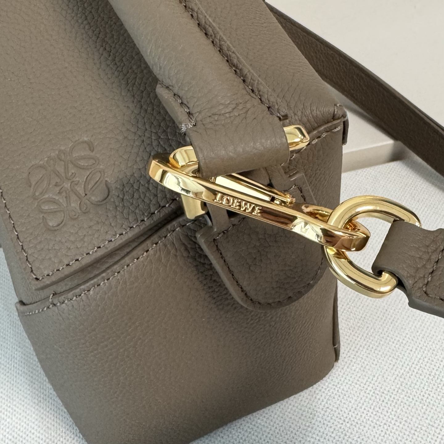 L⊚℮w℮🌟新版本🆕 小号柔软粒面牛皮革Puzzle Edge手袋𝑳家🆕推出的首次亮相手提包*长方体形状