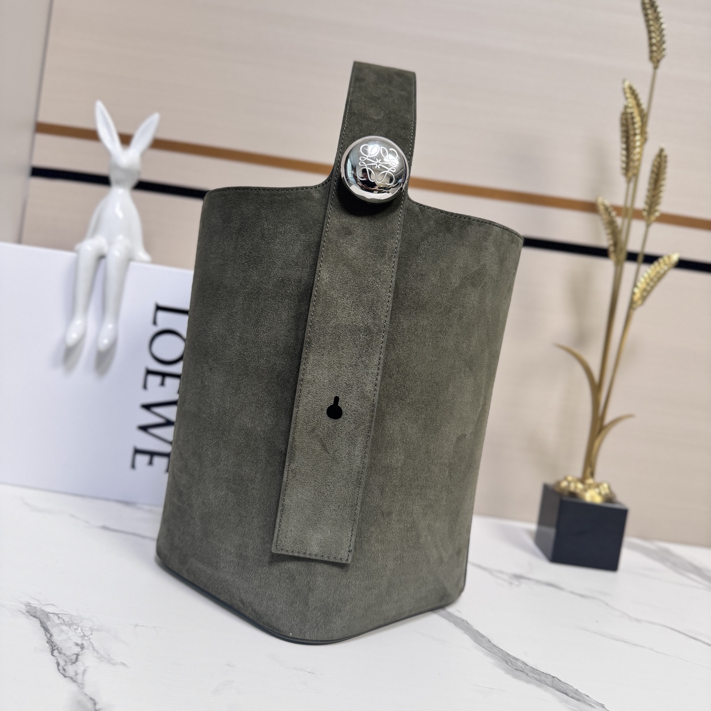 Loewe Pebble Grand Seau en Daim, Olive Foncé, Anagramme Sculpté