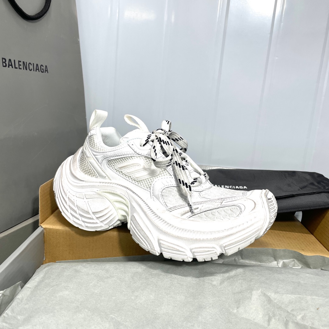 💰460 （顶级莞货）
配专柜包装
巴黎6xl老爹鞋， 全部采用原档案原楦数据开发 内嵌原装全掌Ev鞋垫 外搭松紧带设计感十足 原底部组合防滑橡胶大底❗
尺码：35-46