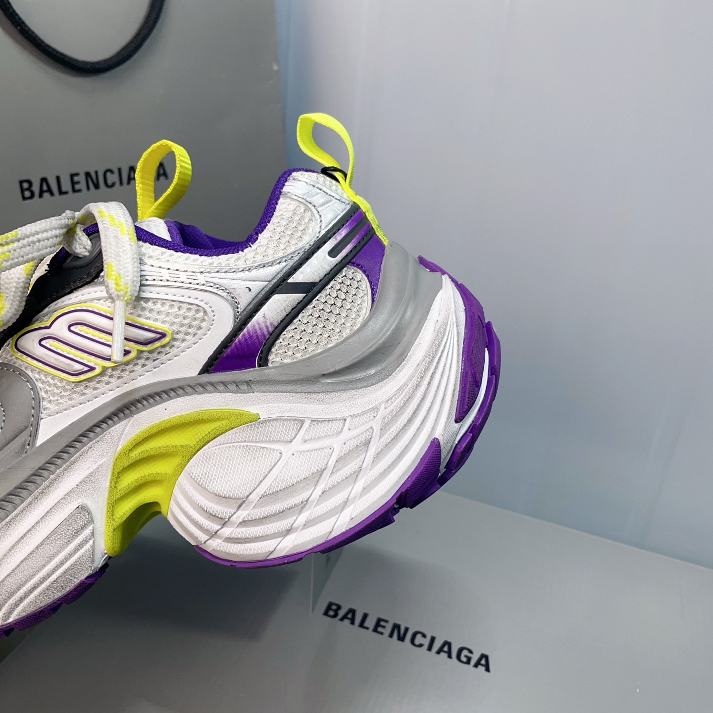 💰460 （顶级莞货）
 配专柜包装巴黎6xl老爹鞋， 全部采用原档案原楦数据开发 内嵌原装全掌Ev鞋垫 外搭松紧带设计感十足 原底部组合防滑橡胶大底❗
尺码：35-46，标准尺码