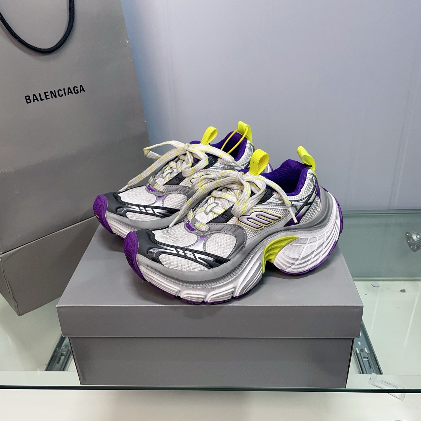 💰460 （顶级莞货）
 配专柜包装巴黎6xl老爹鞋， 全部采用原档案原楦数据开发 内嵌原装全掌Ev鞋垫 外搭松紧带设计感十足 原底部组合防滑橡胶大底❗
尺码：35-46，标准尺码