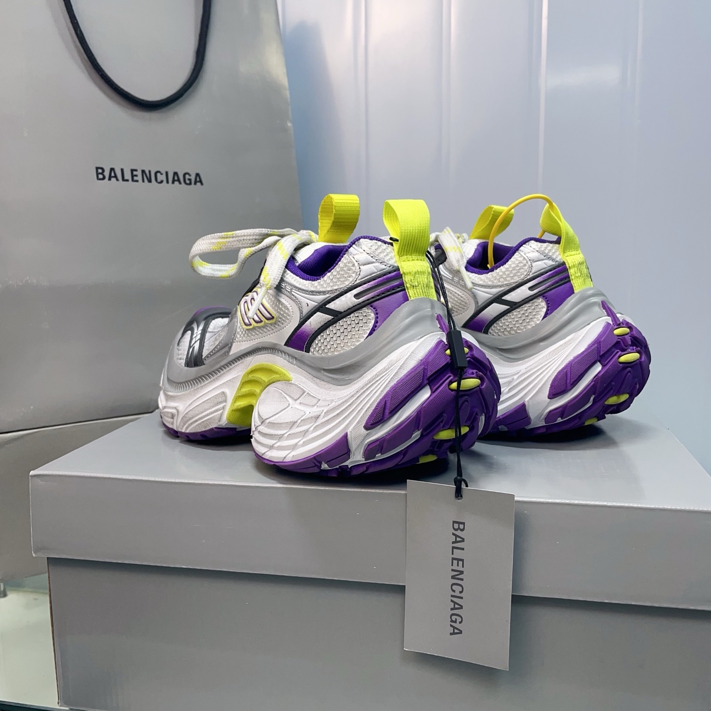 💰460 （顶级莞货）
 配专柜包装巴黎6xl老爹鞋， 全部采用原档案原楦数据开发 内嵌原装全掌Ev鞋垫 外搭松紧带设计感十足 原底部组合防滑橡胶大底❗
尺码：35-46，标准尺码