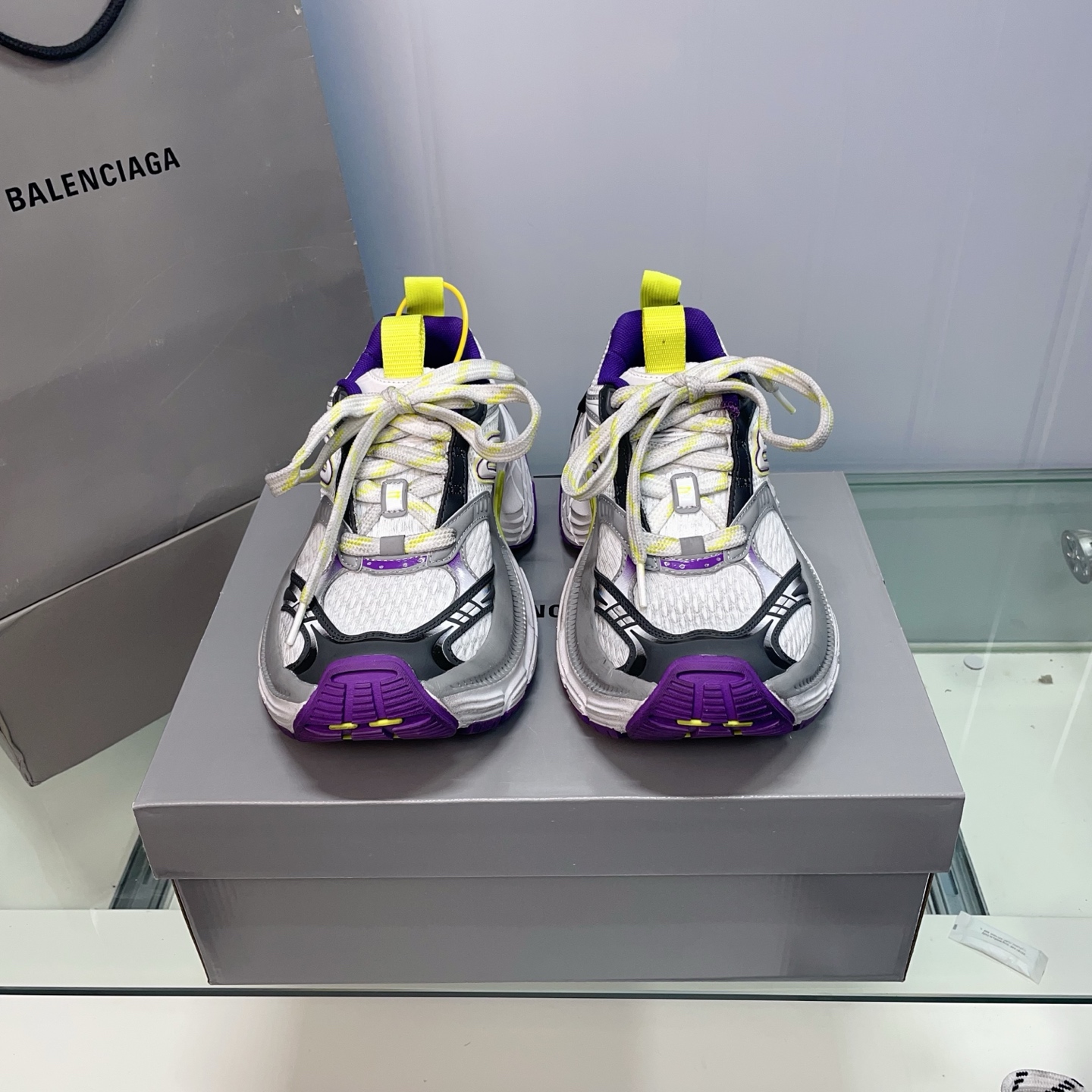 💰460 （顶级莞货）
 配专柜包装巴黎6xl老爹鞋， 全部采用原档案原楦数据开发 内嵌原装全掌Ev鞋垫 外搭松紧带设计感十足 原底部组合防滑橡胶大底❗
尺码：35-46，标准尺码