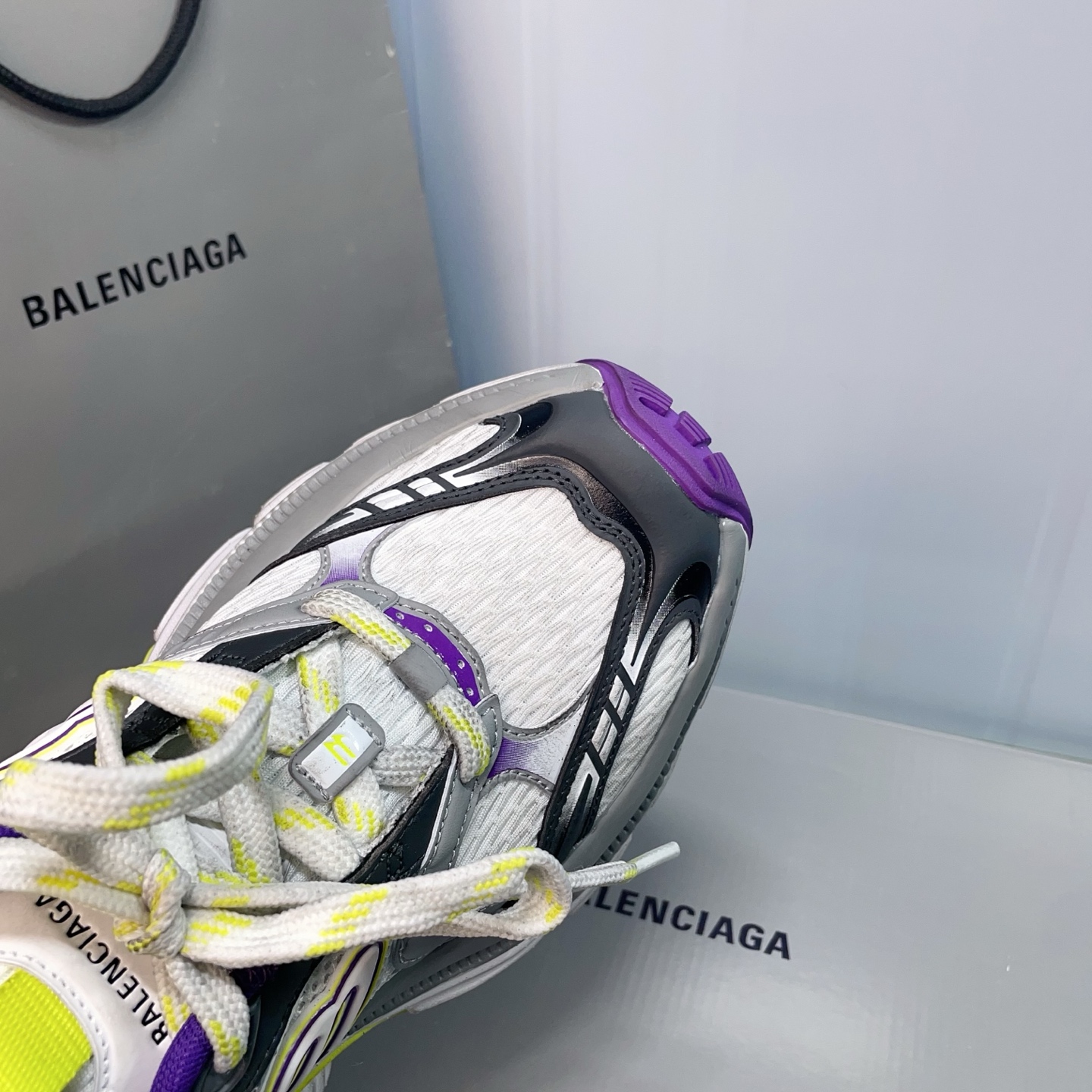 💰460 （顶级莞货）
 配专柜包装巴黎6xl老爹鞋， 全部采用原档案原楦数据开发 内嵌原装全掌Ev鞋垫 外搭松紧带设计感十足 原底部组合防滑橡胶大底❗
尺码：35-46，标准尺码