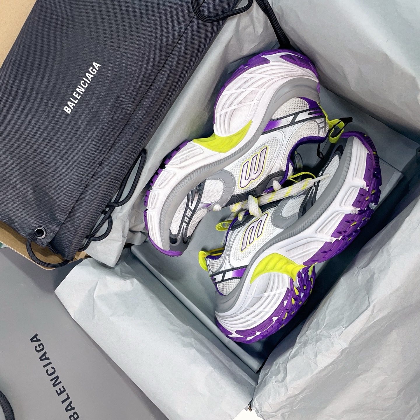 💰460 （顶级莞货）
 配专柜包装巴黎6xl老爹鞋， 全部采用原档案原楦数据开发 内嵌原装全掌Ev鞋垫 外搭松紧带设计感十足 原底部组合防滑橡胶大底❗
尺码：35-46，标准尺码