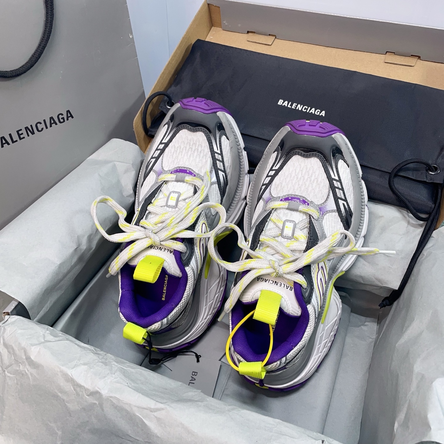 💰460 （顶级莞货）
 配专柜包装巴黎6xl老爹鞋， 全部采用原档案原楦数据开发 内嵌原装全掌Ev鞋垫 外搭松紧带设计感十足 原底部组合防滑橡胶大底❗
尺码：35-46，标准尺码