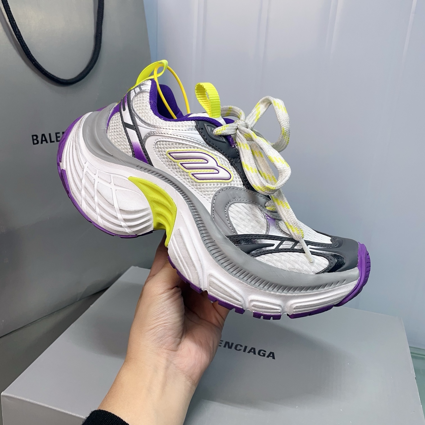 💰460 （顶级莞货）
 配专柜包装巴黎6xl老爹鞋， 全部采用原档案原楦数据开发 内嵌原装全掌Ev鞋垫 外搭松紧带设计感十足 原底部组合防滑橡胶大底❗
尺码：35-46，标准尺码