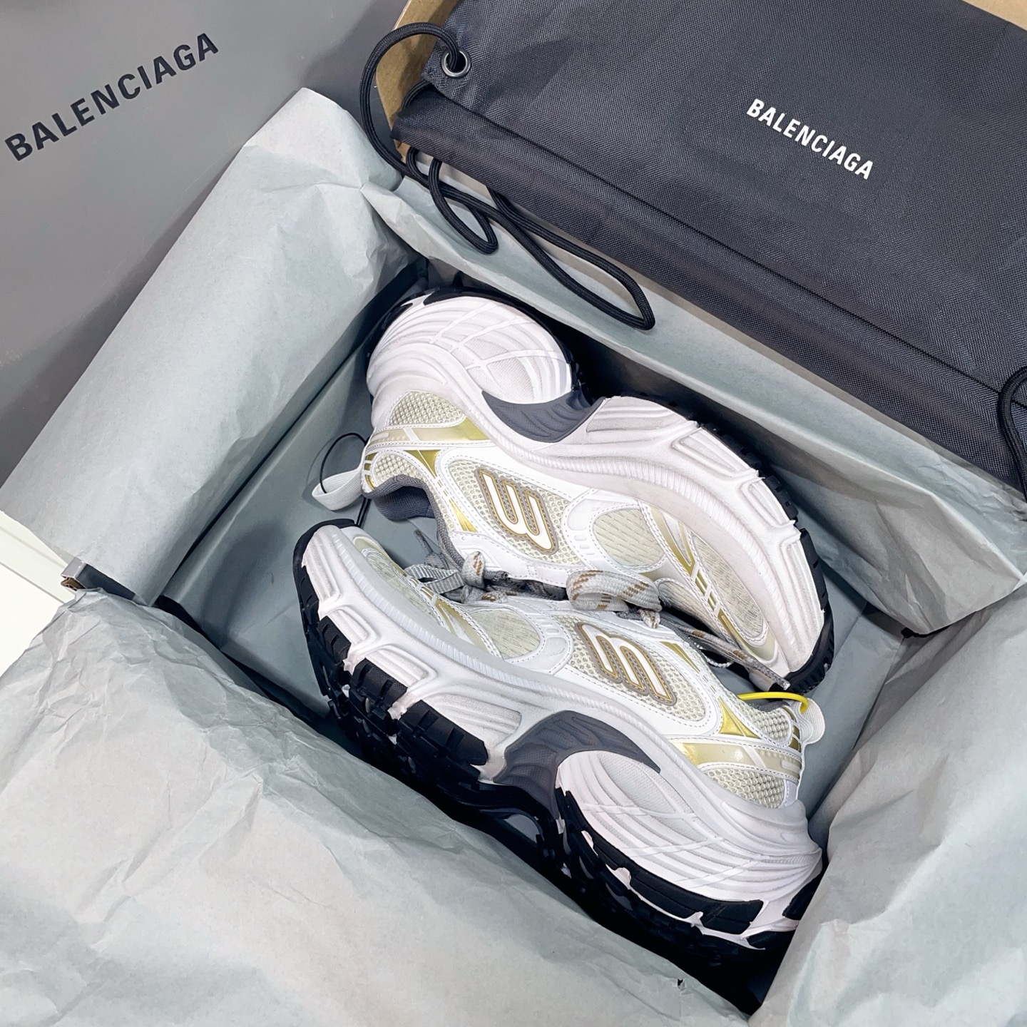 💰460 （顶级莞货）
 配专柜包装巴黎6xl老爹鞋， 全部采用原档案原楦数据开发 内嵌原装全掌Ev鞋垫 外搭松紧带设计感十足 原底部组合防滑橡胶大底❗
尺码：35-46，标准尺码