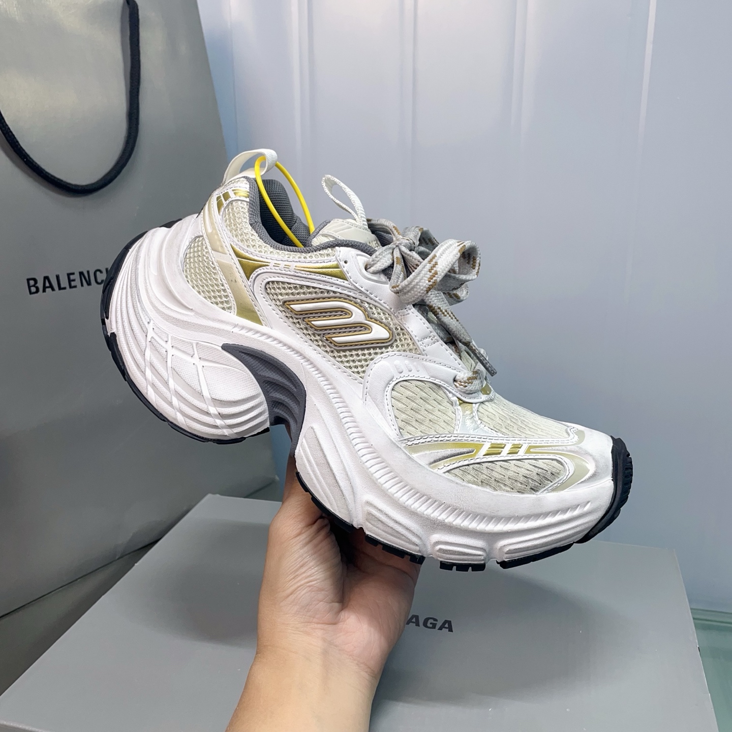 💰460 （顶级莞货）
 配专柜包装巴黎6xl老爹鞋， 全部采用原档案原楦数据开发 内嵌原装全掌Ev鞋垫 外搭松紧带设计感十足 原底部组合防滑橡胶大底❗
尺码：35-46，标准尺码