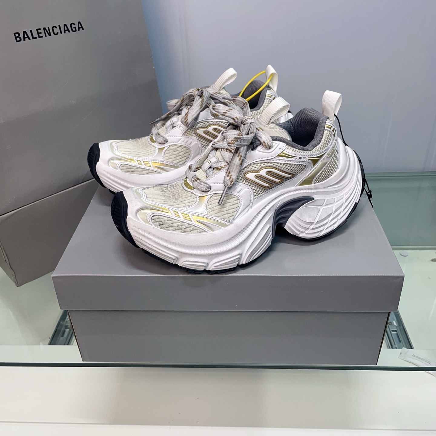 💰460 （顶级莞货）
 配专柜包装巴黎6xl老爹鞋， 全部采用原档案原楦数据开发 内嵌原装全掌Ev鞋垫 外搭松紧带设计感十足 原底部组合防滑橡胶大底❗
尺码：35-46，标准尺码