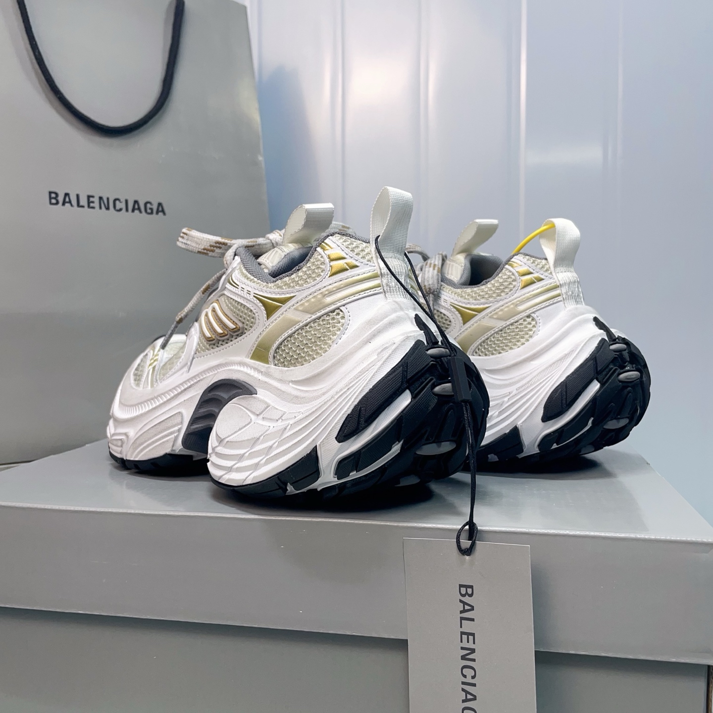 💰460 （顶级莞货）
 配专柜包装巴黎6xl老爹鞋， 全部采用原档案原楦数据开发 内嵌原装全掌Ev鞋垫 外搭松紧带设计感十足 原底部组合防滑橡胶大底❗
尺码：35-46，标准尺码