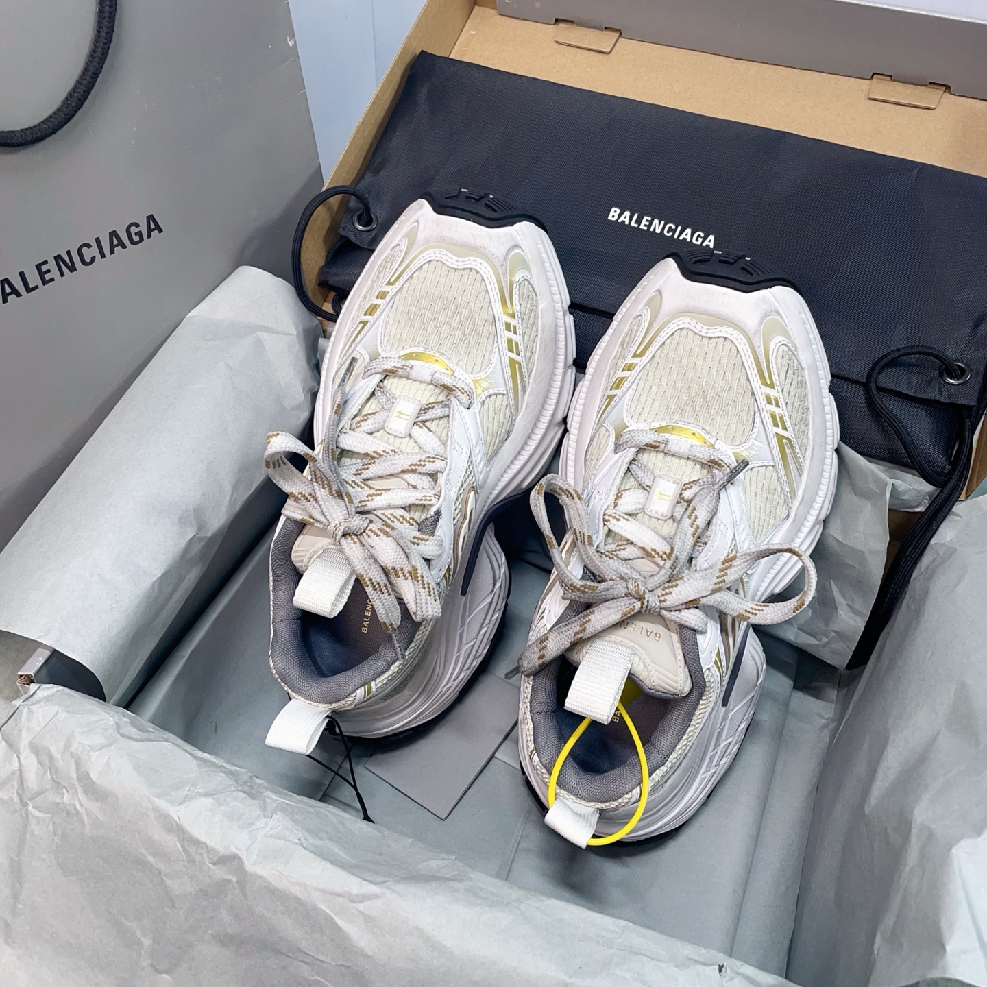 💰460 （顶级莞货）
 配专柜包装巴黎6xl老爹鞋， 全部采用原档案原楦数据开发 内嵌原装全掌Ev鞋垫 外搭松紧带设计感十足 原底部组合防滑橡胶大底❗
尺码：35-46，标准尺码