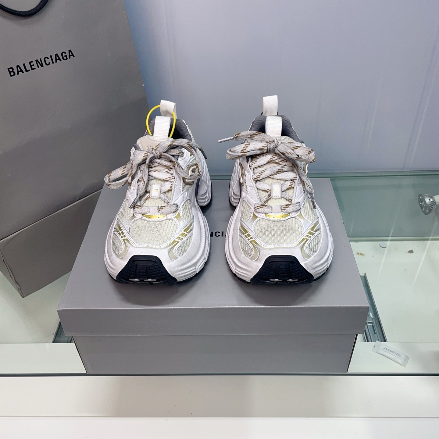 💰460 （顶级莞货）
 配专柜包装巴黎6xl老爹鞋， 全部采用原档案原楦数据开发 内嵌原装全掌Ev鞋垫 外搭松紧带设计感十足 原底部组合防滑橡胶大底❗
尺码：35-46，标准尺码