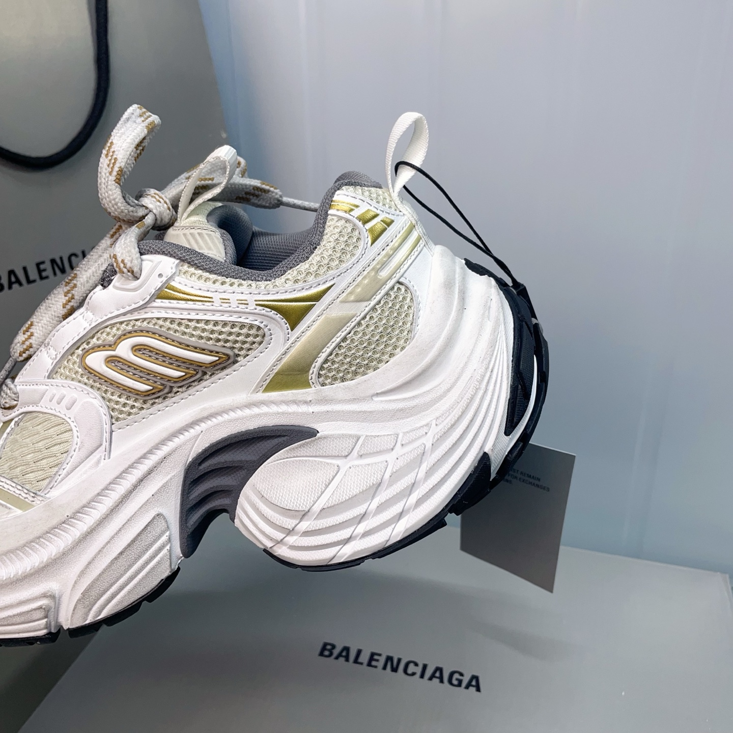 💰460 （顶级莞货）
 配专柜包装巴黎6xl老爹鞋， 全部采用原档案原楦数据开发 内嵌原装全掌Ev鞋垫 外搭松紧带设计感十足 原底部组合防滑橡胶大底❗
尺码：35-46，标准尺码