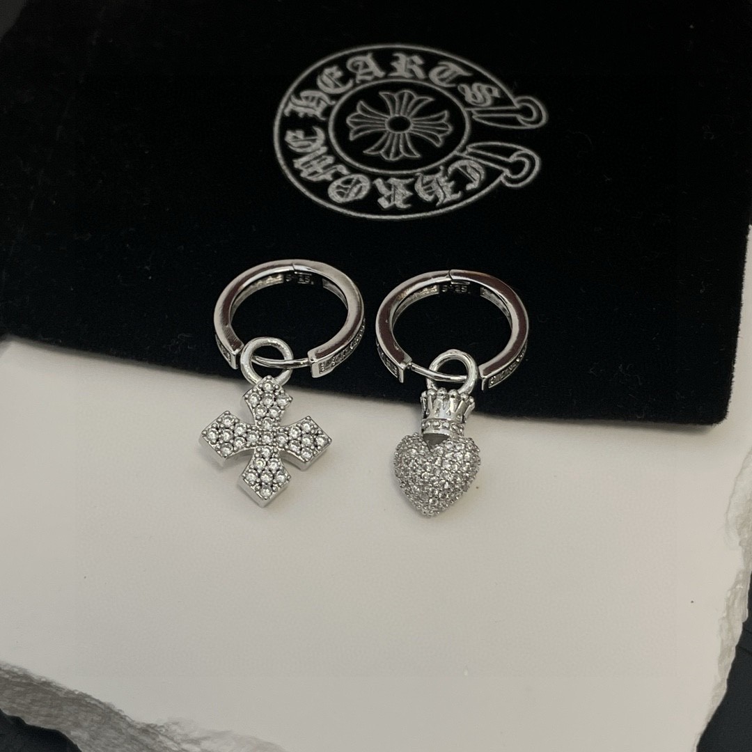 NO:107902,New model [Counter Quality] Chrome Hearts Croxin Cross-inlaid White Diamond AB earrings imported electroplating technology exquisite ~ Authentic mold opening trend and fashion essentials can be worn by both men and women Couple model same style Rock Punk Tsing silver style Retro elements Fashion versatile official website same style, jewelry quality, chrome hearts, chrome hearts19860909新款【专柜品质】Chrome Hearts  克罗心十字镶白钻AB款耳钉进口电镀工艺 精 ～正品开模潮流时尚必备 男女均可佩戴 情侣款同款 摇滚朋克泰银风格 复古元素 潮流百搭 官网同款,饰品精品,chrome hearts,chrome hearts,Jewelry