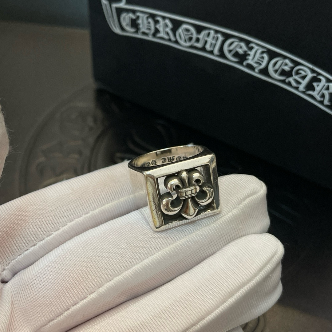 NO:109769,[Counter Quality] Chrome Hearts Croxin Classic retro Scout flower ring Different concave and convex shapes present unique design styles. Cross Scout flower is Croxin's logo, so it lasts for a long time. The authentic version of Chrome Hearts Croxin necklace is different from the market ordinary light version. The quality is matched to the version and the details of the print. The degree of retro old gray oxygen. Seiko version!  , jewelry boutique, chrome hearts, chrome hearts, necklace, ring19860909批【专柜品质】Chrome Hearts克罗心 经典复古童军花戒指 凹凸造型不同的花纹设计风格呈现出与众不同 十字架童军花是克罗心的标志 所以更经久不衰 正品打版Chrome Hearts克罗心项链区别市场普通轻版 对版对标品质 看字印细节 复古做旧灰氧程度.精工版本！,饰品精品,chrome hearts,chrome hearts,necklace,ring,Jewelry