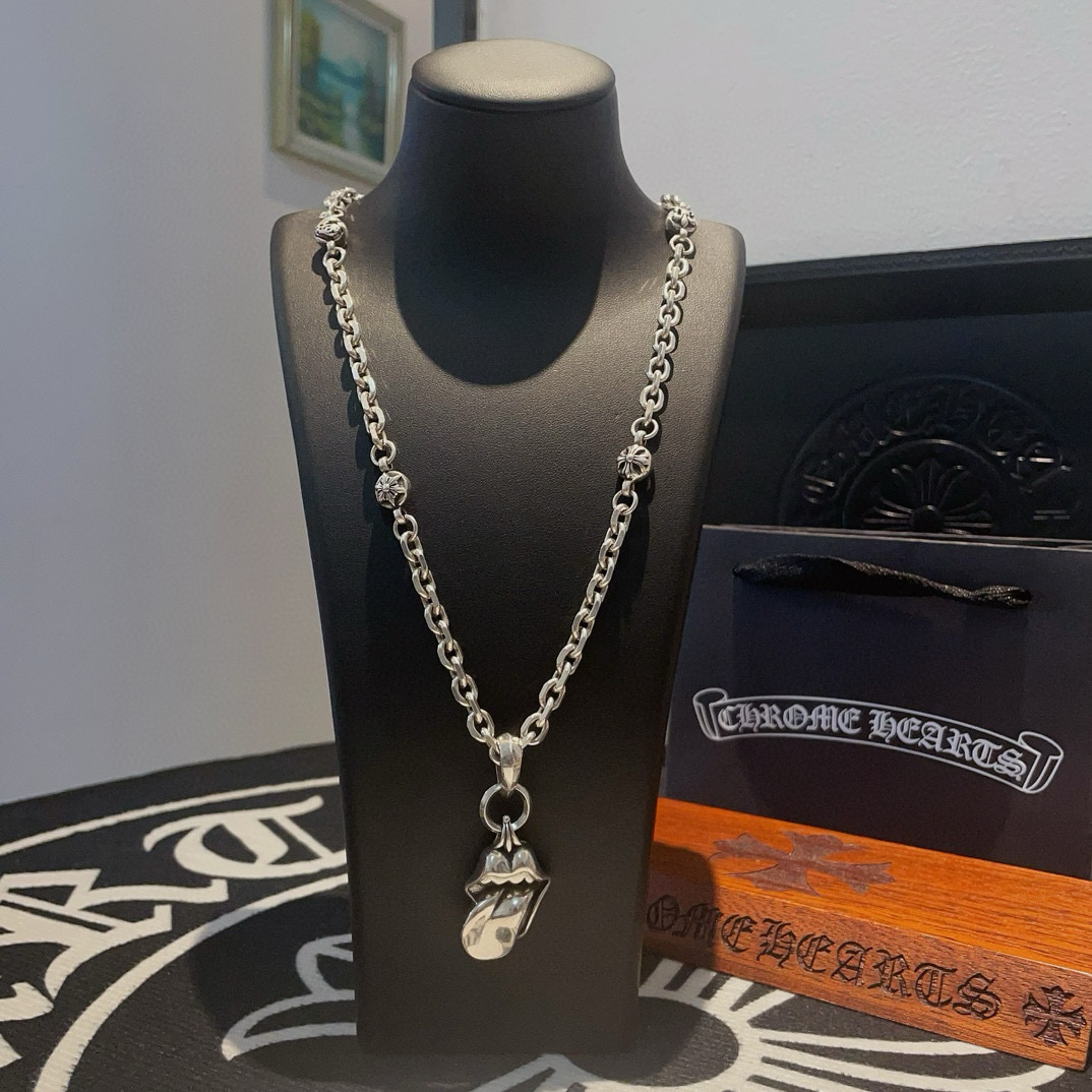 NO:109775,New [Counter Quality] Chrome Hearts Croxin classic retro cross ball necklace, big tongue pendant, different pattern design styles with concave and convex shapes, presenting uniqueness. Cross Scout flowers are Croxin's ambition, so they last longer. Genuine version of Chrome Hearts Croxin, differentiated from the market, benchmarked on the quality of the version, looking at the details of the letter printing, retro old gray oxygen level. Seiko version!  !  !  Pure handmade ~ Authentic model opening must-have fashion and fashion, both men and women can wear it, same style for couples, original official website, rock punk style silver style, retro elements, trendy and versatile!  , jewelry boutique, chrome hearts, chrome hearts, necklace19860909新款【专柜品质】Chrome Hearts克罗心经典复古十字花球项链 大舌头吊坠 凹凸造型不同的花纹设计风格 呈现出与众不同 十字架 童军花是克罗心的志 所以更经久不衰 正品打版Chrome Hearts克罗心 区别市场普通轻版 对版对标品质 看字印细节 复古做旧灰氧程度.精工版本！！！ 纯手工打造 ～正品开模潮流时尚必备 男女均可佩戴 情侣同款 官网原版 摇滚朋克泰银风格 复古元素 潮流百搭！,饰品精品,chrome hearts,chrome hearts,necklace,Jewelry