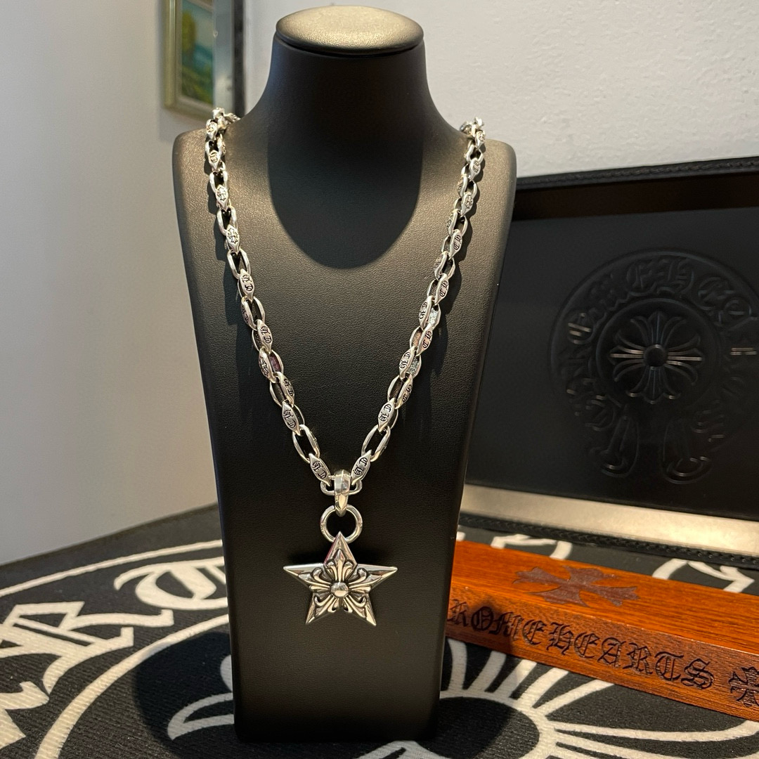 NO:109778,Batch New style [Counter Quality] Chrome Hearts Croxin Classic retro letter diamond necklace Five-star flower pendant Different pattern design styles with concave and convex shapes present uniqueness Cross Scout flowers are Croxin's ambitions, so they last longer. Genuine version Chrome Hearts Croxin Difference to the market ordinary light version, match the quality of the version, look at the details of the letter printing, the degree of retro old gray oxygen. Seiko version!  !  !  Pure handmade ~ Authentic model opening must-have fashion and fashion, both men and women can wear it, same style for couples, original official website, rock punk style silver style, retro elements, trendy and versatile!  , jewelry boutique, chrome hearts, chrome hearts, necklace19860909批 新款【专柜品质】Chrome Hearts克罗心 经典复古字母菱形项链 五星花吊坠 凹凸造型不同的花纹设计风格 呈现出与众不同 十字架 童军花是克罗心的志 所以更经久不衰 正品打版Chrome Hearts克罗心 区别市场普通轻版 对版对标品质 看字印细节 复古做旧灰氧程度.精工版本！！！ 纯手工打造 ～正品开模潮流时尚必备 男女均可佩戴 情侣同款 官网原版 摇滚朋克泰银风格 复古元素 潮流百搭！,饰品精品,chrome hearts,chrome hearts,necklace,Jewelry
