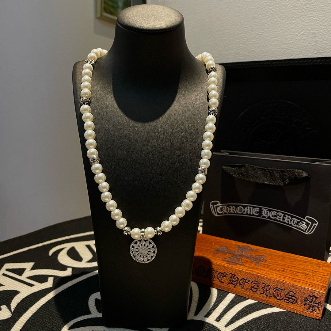 NO:109783,Croxin Pearl Necklace, wear it and you will be Miss Qingleng!  The cool cross elements are ostentatious and individual, paired with pearls, the luster is gentle, soft and noble, and the cool and elegant blends, and the style is directly full!  The real thing is beautiful, and the rate of return is overwhelming. Whoever wears it looks good!  You can also wear it on your hands for a few more circles, one thing for both use, jewelry quality, chrome hearts, necklace19860909克罗心珍珠项链 ,戴上它,你就是清冷大小姐！ 酷感十足的十字架元素,张扬又个性,搭配珍珠,光泽温润,柔美又矜贵,酷飒与优雅融合,风格直接拉满！ 实物美炸,出街回头率爆表,谁戴谁好看！也可以多绕几圈戴在手上,一物两用,,饰品精品,chrome hearts,necklace,Jewelry