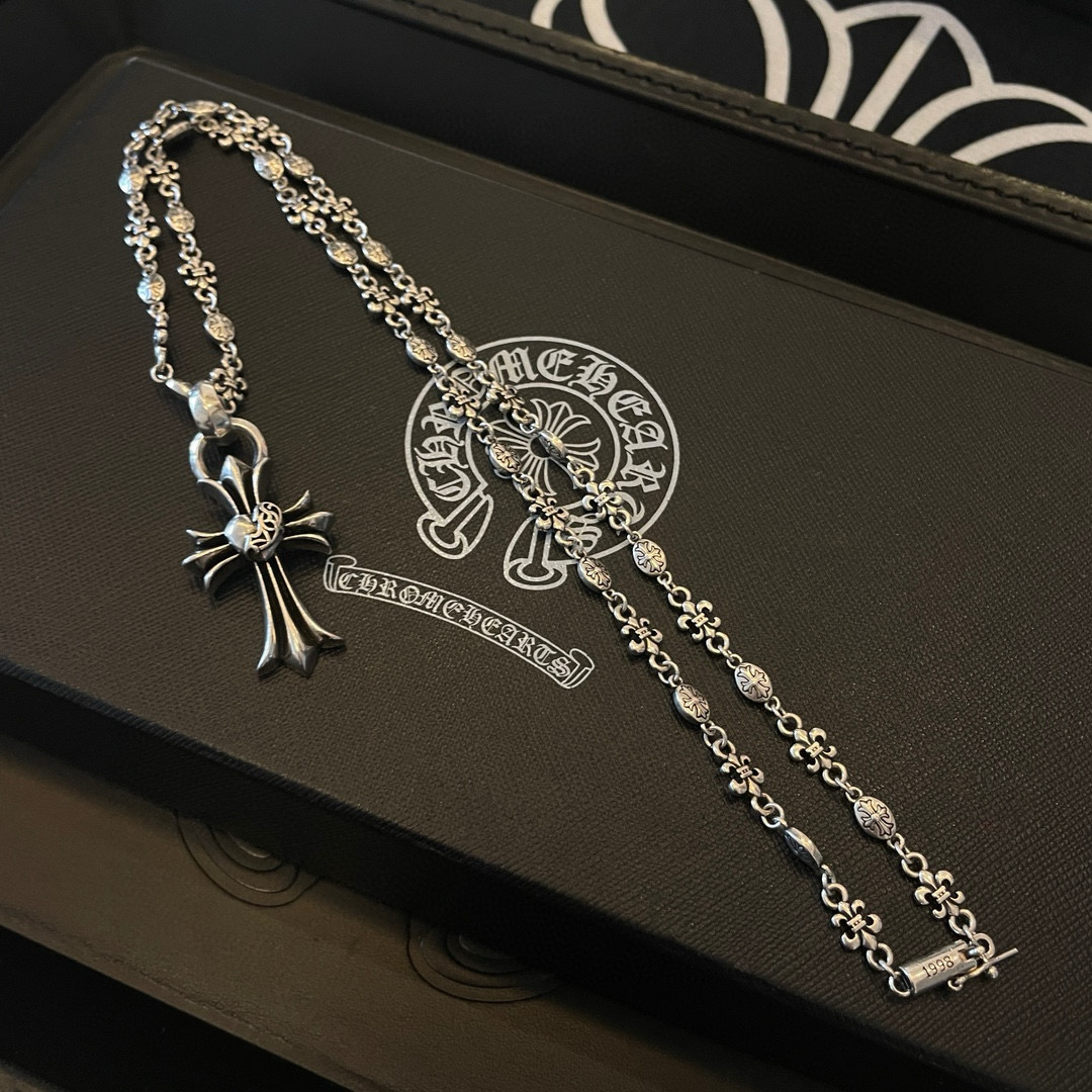 NO:109793,New [Counter Quality] Chrome Hearts Croxin Classic retro multi-element necklace Cross heart-shaped pendant Different pattern design styles show uniqueness Cross Scout flowers are Croxin's logo, so they last longer. Genuine version Chrome Hearts Croxin necklaces are the ordinary light version of the market. The quality is benchmarked against the quality of the text and print details. The degree of retro old gray oxygen. Seiko version!  , jewelry boutique, chrome hearts, chrome hearts, necklace19860909新款【专柜品质】Chrome Hearts克罗心 经典复古多元素项链 十字架心形吊坠 凹凸造型不同的花纹设计风格呈现出与众不同 十字架童军花是克罗心的标志 所以更经久不衰 正品打版Chrome Hearts克罗心项链区别市场普通轻版 对版对标品质 看字印细节 复古做旧灰氧程度.精工版本！,饰品精品,chrome hearts,chrome hearts,necklace,Jewelry