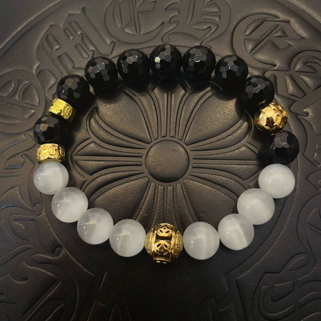 NO:109798,New [Counter Quality] Chrome Hearts Croxin Classic retro multi-element obsidian color-blocking bracelet bracelet with different concave and convex shapes presents unique styles Cross Scout flowers are Croxin's ambitions, so they last longer. Genuine version of Chrome Hearts Croxin, different from the market ordinary light version, benchmark the quality of the version, look at the details of the letter printing, the degree of retro old gray oxygen. Seiko version!  !  !  Pure handmade ~ Authentic model opening must-have fashion and fashion, both men and women can wear it, same style for couples, original official website, rock punk style silver style, retro elements, trendy and versatile!  , jewelry boutique, chrome hearts, chrome hearts, bracelet19860909新款【专柜品质】Chrome Hearts克罗心 经典复古多元素黑曜石拼色手链手串,凹凸造型不同的花纹设计风格 呈现出与众不同 十字架 童军花是克罗心的志 所以更经久不衰 正品打版Chrome Hearts克罗心 区别市场普通轻版 对版对标品质 看字印细节 复古做旧灰氧程度.精工版本！！！ 纯手工打造 ～正品开模潮流时尚必备 男女均可佩戴 情侣同款 官网原版 摇滚朋克泰银风格 复古元素 潮流百搭！,饰品精品,chrome hearts,chrome hearts,bracelet,Jewelry