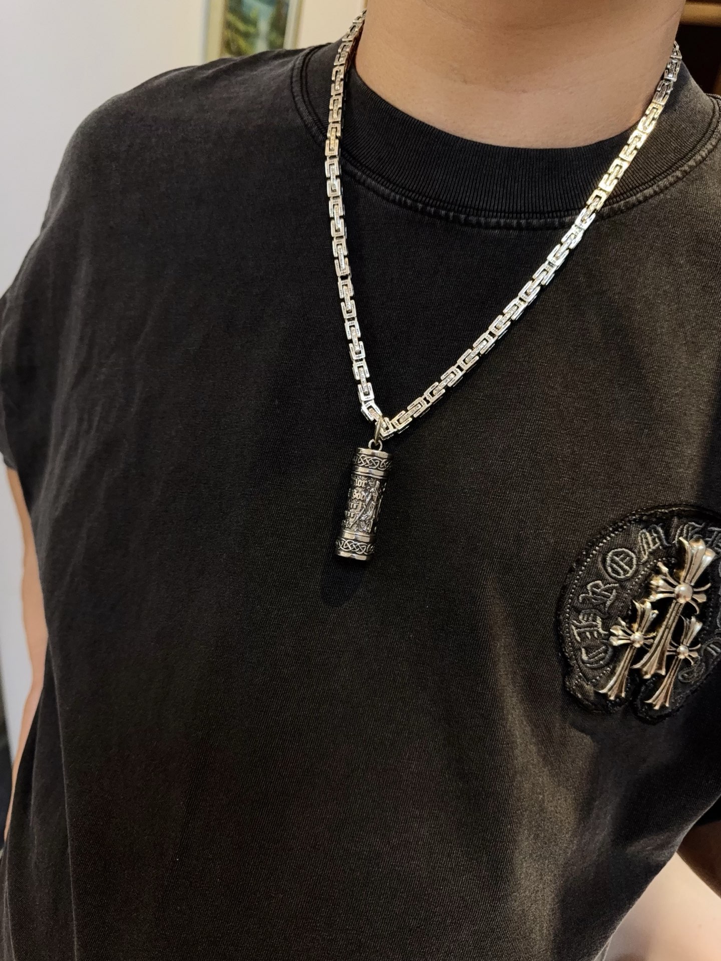 NO:109782,New [Counter Quality] Chrome Hearts Croxin Classic Retro Paper Letter Necklace Perfume Bottle Pendant Different Concave and Convex and Convex Design Styles Presenting Different Cross Scout Flowers are Croxin's ambitions, so they last longer. Genuine version of Chrome Hearts Croxin Difference to the market ordinary light version, benchmarking the quality of the version, looking at the details of the letter printing, retro old gray oxygen level. Seiko version!  !  !  Pure handmade ~ Authentic model opening must-have fashion and fashion, both men and women can wear it, same style for couples, original official website, rock punk style silver style, retro elements, trendy and versatile!  , jewelry boutique, chrome hearts, chrome hearts, necklace19860909新款【专柜品质】Chrome Hearts克罗心经典复古回形字母项链 香水瓶吊坠 凹凸造型不同的花纹设计风格 呈现出与众不同 十字架 童军花是克罗心的志 所以更经久不衰 正品打版Chrome Hearts克罗心 区别市场普通轻版 对版对标品质 看字印细节 复古做旧灰氧程度.精工版本！！！ 纯手工打造 ～正品开模潮流时尚必备 男女均可佩戴 情侣同款 官网原版 摇滚朋克泰银风格 复古元素 潮流百搭！,饰品精品,chrome hearts,chrome hearts,necklace,Jewelry