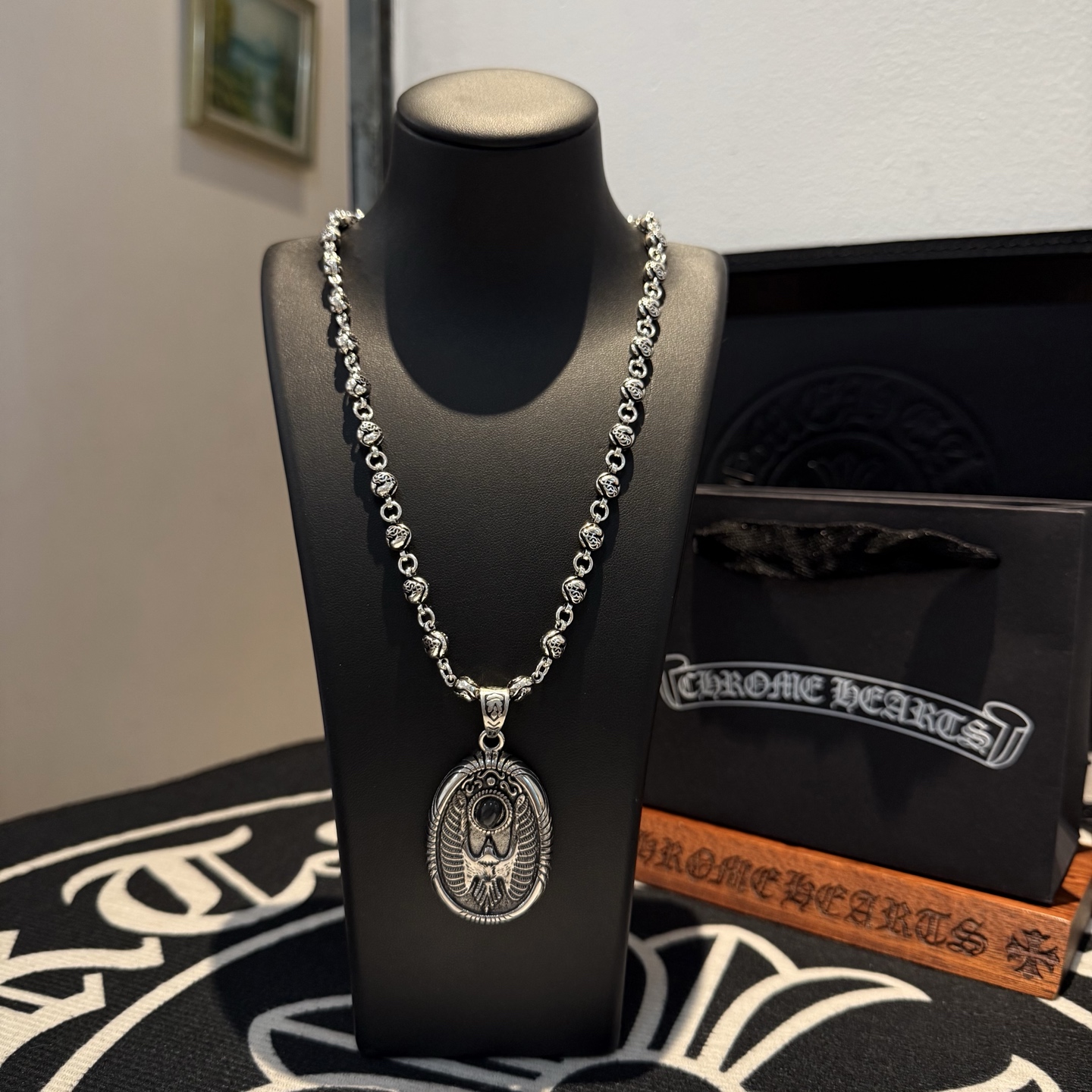 NO:109784,New [Counter Quality] Chrome Hearts Croxin Classic Retro Peach Heart Necklace Flying Eagle Pendant Different concave and convex and concave design styles present uniqueness Cross Scout flowers are Croxin's ambitions, so they last longer. Genuine version of Chrome Hearts Croxin, differentiated from the market, benchmarked on the quality of the version, looked at the details of the letter printing, retro old gray oxygen level. Seiko version!  !  !  Pure handmade ~ Authentic model opening must-have fashion and fashion, both men and women can wear it, same style for couples, original official website, rock punk style silver style, retro elements, trendy and versatile!  , jewelry boutique, chrome hearts, chrome hearts, necklace19860909新款【专柜品质】Chrome Hearts克罗心经典复古桃心项链 飞鹰吊坠 凹凸造型不同的花纹设计风格 呈现出与众不同 十字架 童军花是克罗心的志 所以更经久不衰 正品打版Chrome Hearts克罗心 区别市场普通轻版 对版对标品质 看字印细节 复古做旧灰氧程度.精工版本！！！ 纯手工打造 ～正品开模潮流时尚必备 男女均可佩戴 情侣同款 官网原版 摇滚朋克泰银风格 复古元素 潮流百搭！,饰品精品,chrome hearts,chrome hearts,necklace,Jewelry