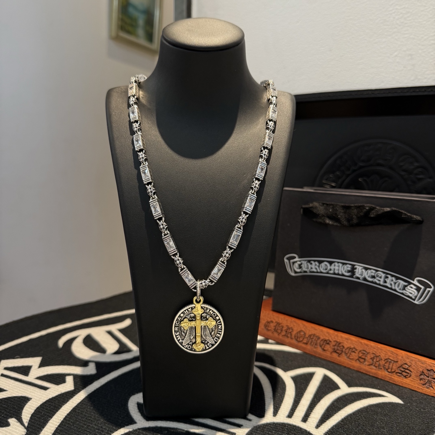 NO:109786,New [Counter Quality] Chrome Hearts Croxin Classic Retro Necklace Cross Flying Eagle Pendant Different Concave and Convex and Convex Design Styles Presenting Different Cross Scout Flowers are Croxin's ambitions, so they last longer. Genuine version of Chrome Hearts Croxin Difference on the market ordinary light version, match the quality of the version, look at the details of the letter printing, the degree of retro old gray oxygen. Seiko version!  !  !  Pure handmade ~ Authentic model opening must-have fashion and fashion, both men and women can wear it, same style for couples, original official website, rock punk style silver style, retro elements, trendy and versatile!  , jewelry boutique, chrome hearts, chrome hearts, necklace19860909新款【专柜品质】Chrome Hearts克罗心经典复古项链 十字架飞鹰吊坠 凹凸造型不同的花纹设计风格 呈现出与众不同 十字架 童军花是克罗心的志 所以更经久不衰 正品打版Chrome Hearts克罗心 区别市场普通轻版 对版对标品质 看字印细节 复古做旧灰氧程度.精工版本！！！ 纯手工打造 ～正品开模潮流时尚必备 男女均可佩戴 情侣同款 官网原版 摇滚朋克泰银风格 复古元素 潮流百搭！,饰品精品,chrome hearts,chrome hearts,necklace,Jewelry