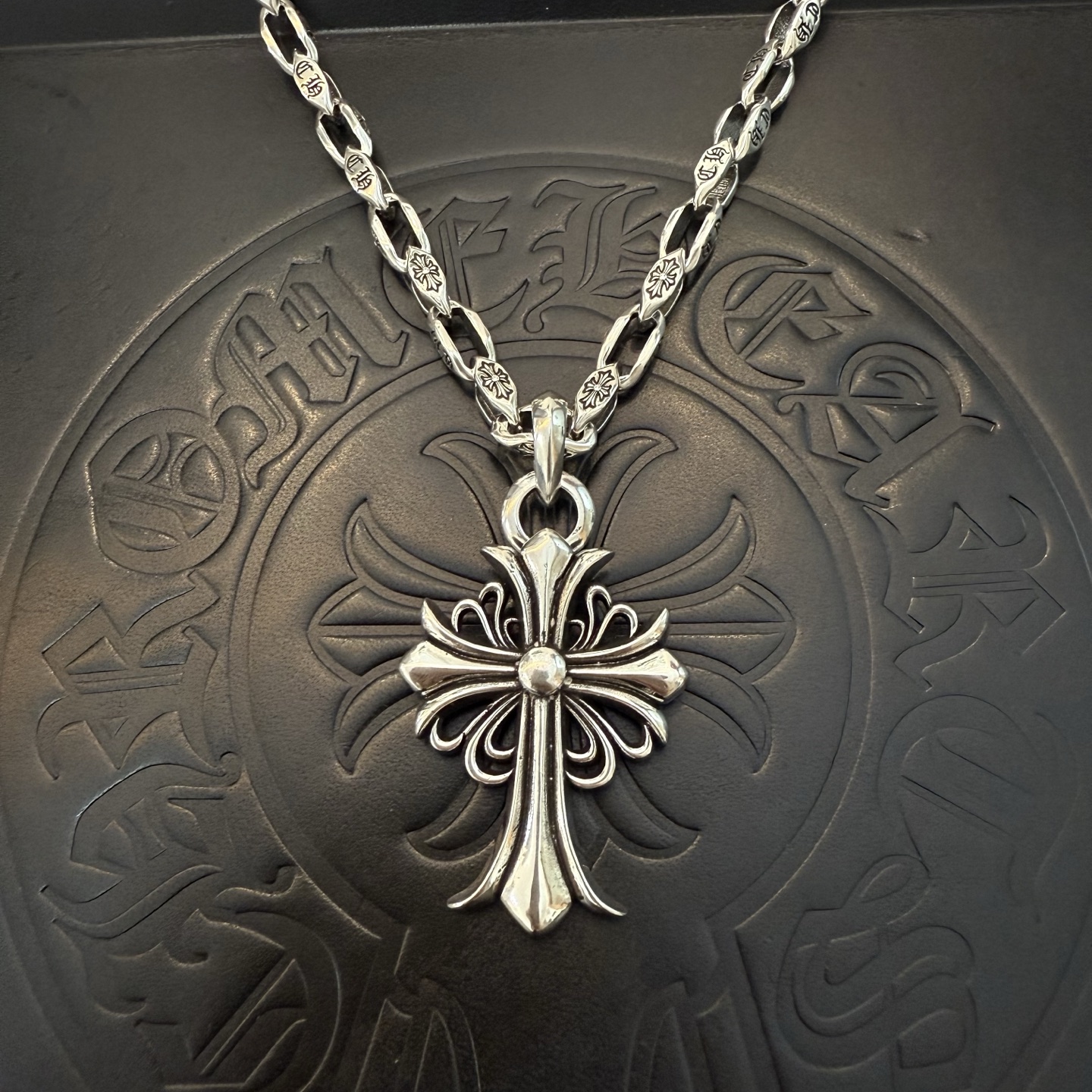 NO:109788,New [Counter Quality] Chrome Hearts Croxin classic retro diamond letter necklace Cross pendant Different pattern design styles present unique Cross Scout flowers are Croxin's ambitions, so they last longer. Genuine version Chrome Hearts Croxin is the ordinary light version of the market, match the quality of the version, look at the details of the letter printing, retro old gray oxygen level. Seiko version!  !  !  Pure handmade ~ Authentic model opening must-have fashion and fashion, both men and women can wear it, same style for couples, original official website, rock punk style silver style, retro elements, trendy and versatile!  , jewelry boutique, chrome hearts, chrome hearts, necklace19860909新款【专柜品质】Chrome Hearts克罗心经典复古菱形字母项链 十字架吊坠 凹凸造型不同的花纹设计风格 呈现出与众不同 十字架 童军花是克罗心的志 所以更经久不衰 正品打版Chrome Hearts克罗心 区别市场普通轻版 对版对标品质 看字印细节 复古做旧灰氧程度.精工版本！！！ 纯手工打造 ～正品开模潮流时尚必备 男女均可佩戴 情侣同款 官网原版 摇滚朋克泰银风格 复古元素 潮流百搭！,饰品精品,chrome hearts,chrome hearts,necklace,Jewelry