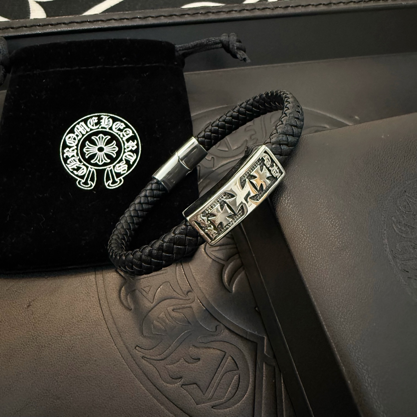 NO:109790,Batch New model [Counter Quality] Chrome Hearts Croxin Classic retro cross leather rope bracelet Kuaishou/ins/Little Red Book popular, different concave and convex and convex design styles present unique. Cross Scout flowers are Croxin's logo, so they last longer. Genuine version Chrome Hearts Croxin Difference to the market ordinary light version, match the quality of the version, look at the details of the letter printing, retro old gray oxygen level. Seiko version!  , jewelry boutique, chrome hearts, chrome hearts, bracelet19860909批 新款【专柜品质】Chrome Hearts克罗心 经典复古十字架皮绳手镯 快手/ins/小红书热门,凹凸造型不同的花纹设计风格呈现出与众不同 十字架童军花是克罗心的标志 所以更经久不衰 正品打版Chrome Hearts克罗心 区别市场普通轻版 对版对标品质 看字印细节 复古做旧灰氧程度.精工版本！,饰品精品,chrome hearts,chrome hearts,bracelet,Jewelry