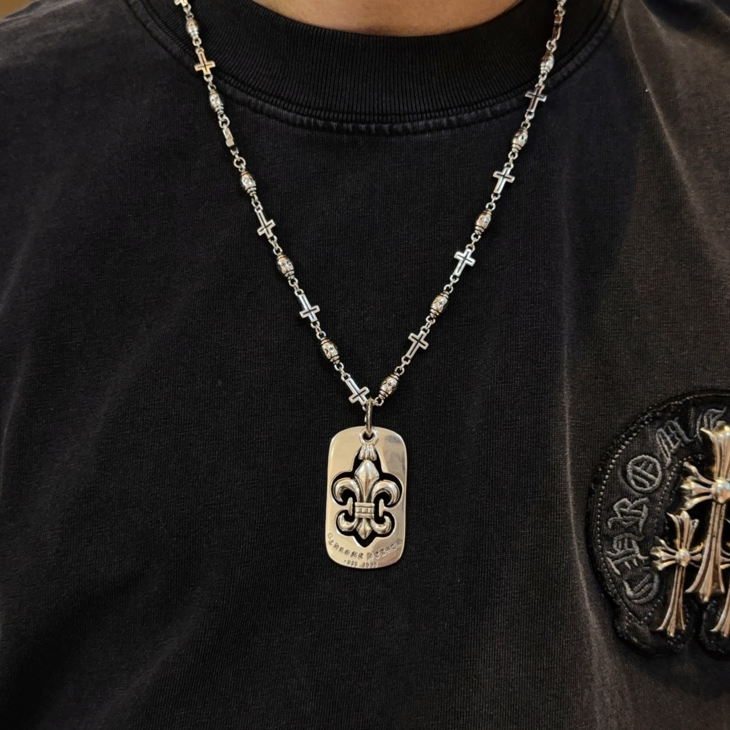 NO:109795,New [Counter Quality] Chrome Hearts Croxin Classic Retro Cross Necklace Scout Flower Tag Pendant Different Concave and Convex Scout Flower Design Styles Showing Different Cross Scout Flowers are Croxin's ambitions, so they last longer. Genuine version of Chrome Hearts Croxin Difference to the market ordinary light version, match the quality of the version, look at the details of the letter printing, the degree of retro old gray oxygen. Seiko version!  !  !  Pure handmade ~ Authentic model opening must-have fashion and fashion, both men and women can wear it, same style for couples, original official website, rock punk style silver style, retro elements, trendy and versatile!  , jewelry boutique, chrome hearts, chrome hearts, necklace19860909新款【专柜品质】Chrome Hearts克罗心经典复古十字架项链 童军花吊牌吊坠 凹凸造型不同的花纹设计风格 呈现出与众不同 十字架 童军花是克罗心的志 所以更经久不衰 正品打版Chrome Hearts克罗心 区别市场普通轻版 对版对标品质 看字印细节 复古做旧灰氧程度.精工版本！！！ 纯手工打造 ～正品开模潮流时尚必备 男女均可佩戴 情侣同款 官网原版 摇滚朋克泰银风格 复古元素 潮流百搭！,饰品精品,chrome hearts,chrome hearts,necklace,Jewelry