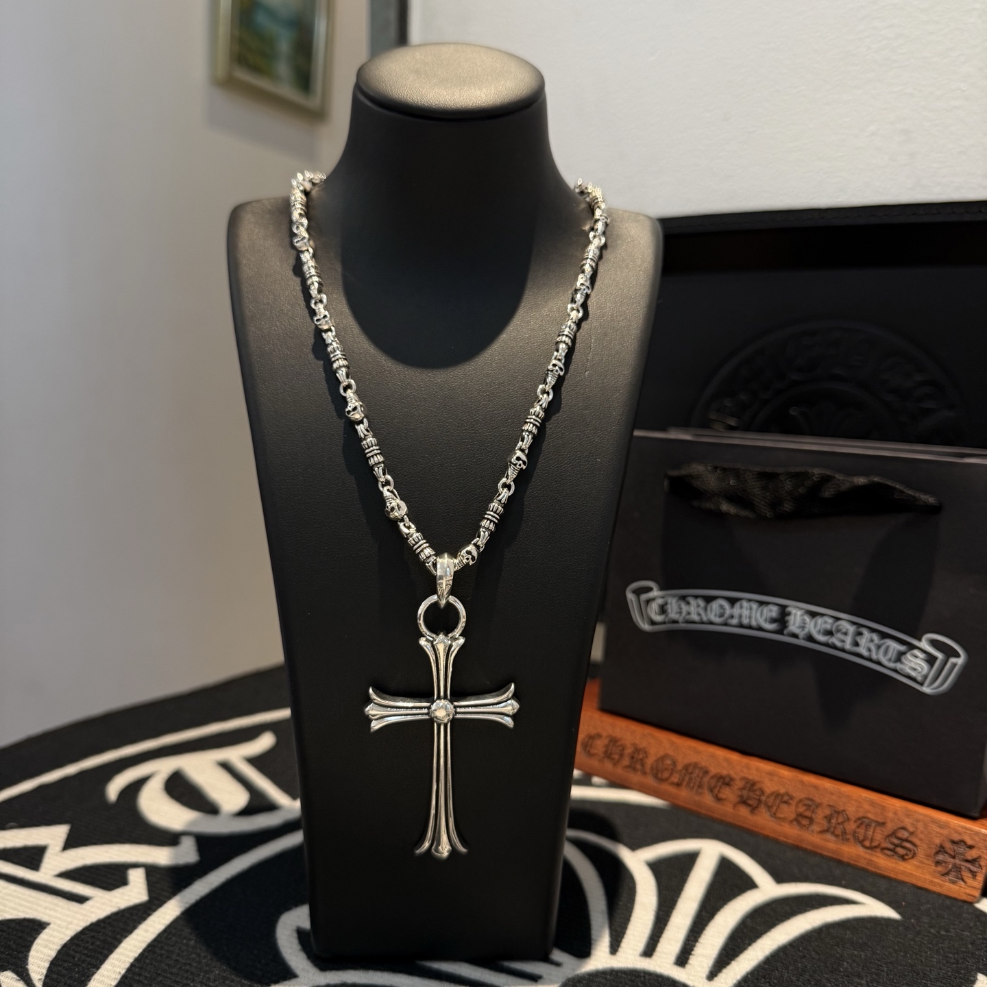 NO:109792,New [Counter Quality] Chrome Hearts Croxin classic retro twin necklace, cross pendant, different pattern design styles with concave and convex shapes, presenting uniqueness. Cross Scout flowers are Croxin's ambition, so they last longer. Genuine version of Chrome Hearts Croxin, differentiated from the market, benchmarked on the quality of the version, looking at the details of the letter printing, retro old gray oxygen level. Seiko version!  !  !  Pure handmade ~ Authentic model opening must-have fashion and fashion, both men and women can wear it, same style for couples, original official website, rock punk style silver style, retro elements, trendy and versatile!  , jewelry boutique, chrome hearts, chrome hearts, necklace19860909新款【专柜品质】Chrome Hearts克罗心经典复古纽纹项链 十字架吊坠 凹凸造型不同的花纹设计风格 呈现出与众不同 十字架 童军花是克罗心的志 所以更经久不衰 正品打版Chrome Hearts克罗心 区别市场普通轻版 对版对标品质 看字印细节 复古做旧灰氧程度.精工版本！！！ 纯手工打造 ～正品开模潮流时尚必备 男女均可佩戴 情侣同款 官网原版 摇滚朋克泰银风格 复古元素 潮流百搭！,饰品精品,chrome hearts,chrome hearts,necklace,Jewelry